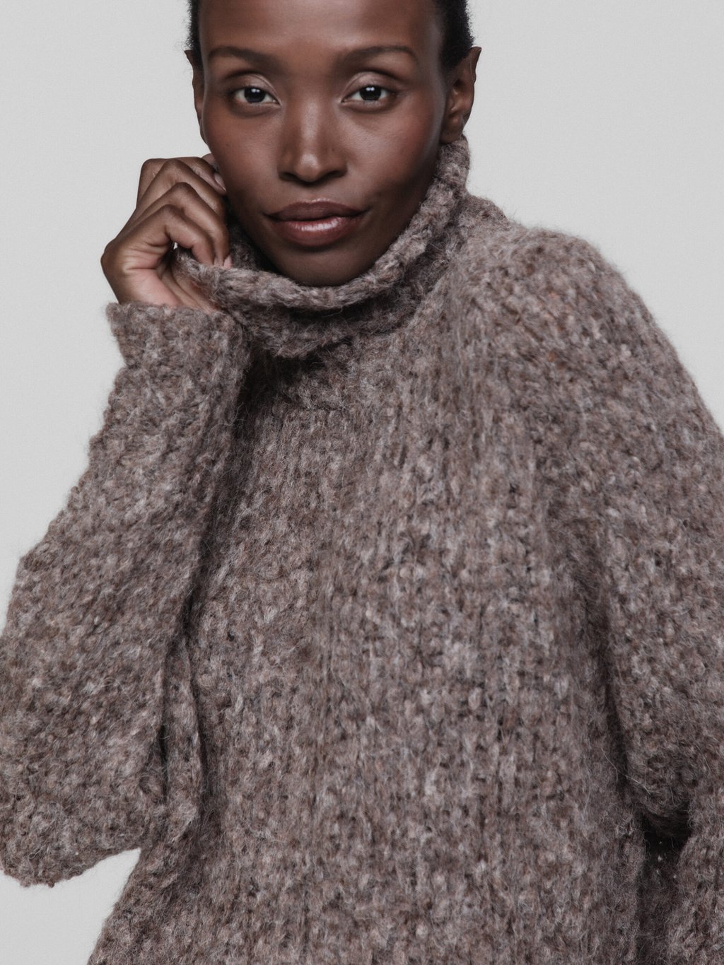 Detailansicht von Rollkragenpullover aus Alpakawolle von SIBIN LINNEBJERG