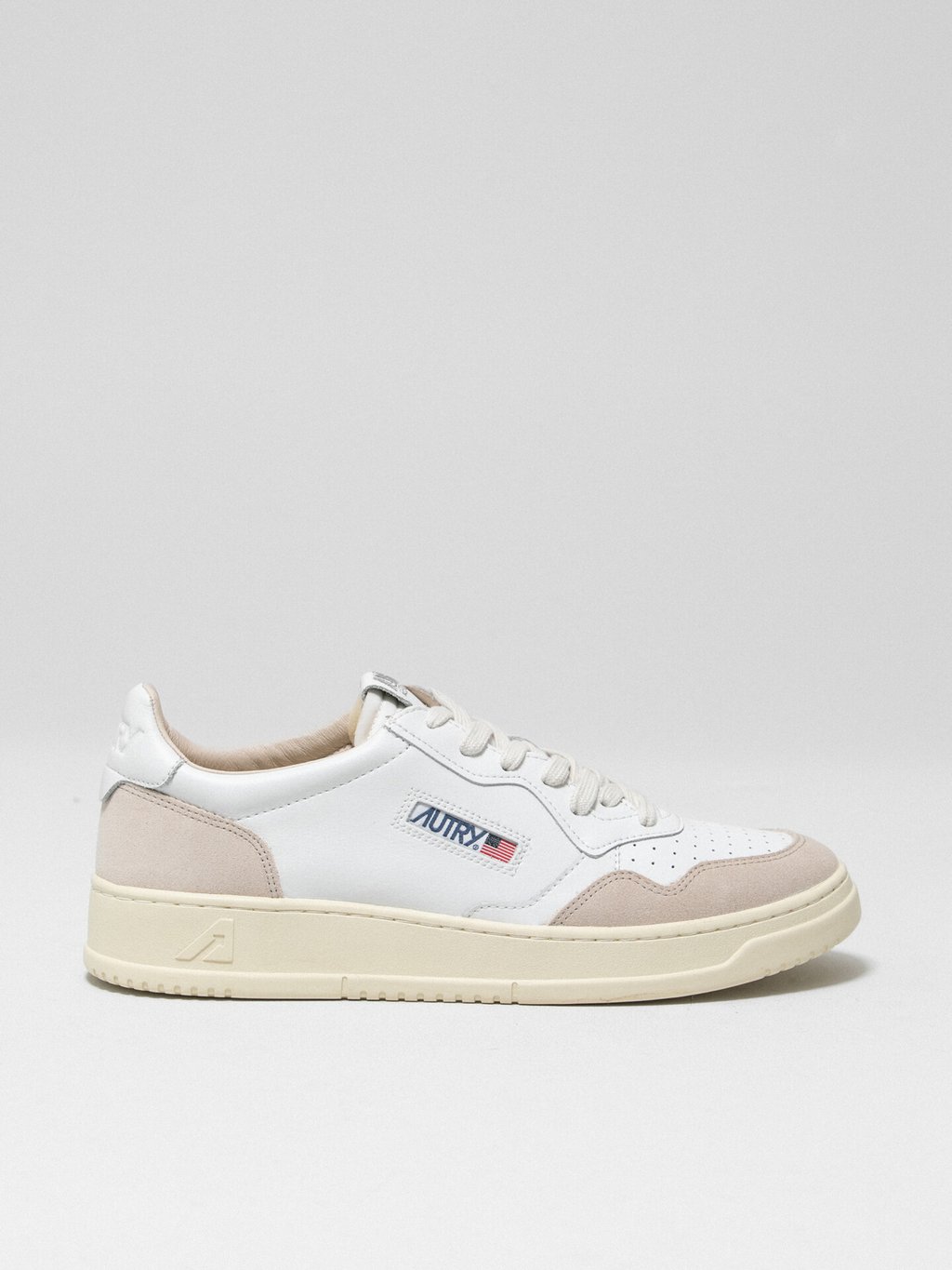 Detailansicht von Sneaker aus Leder von AUTRY