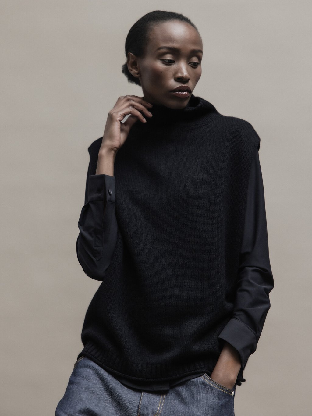 Detailansicht von Turtleneck Pullunder aus Cashmere von LISA YANG