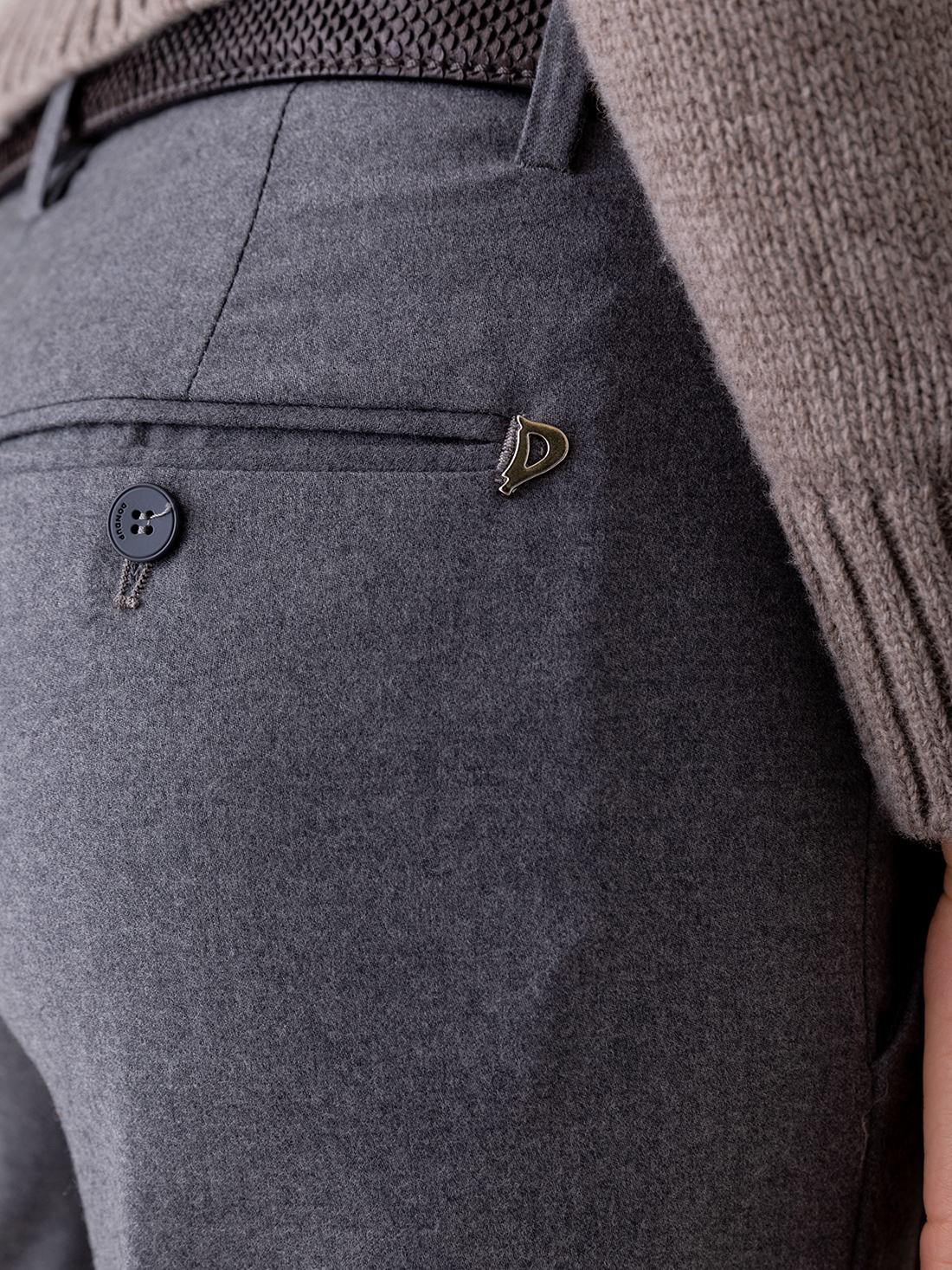 Detailansicht von Chinohose aus Wolle von DONDUP