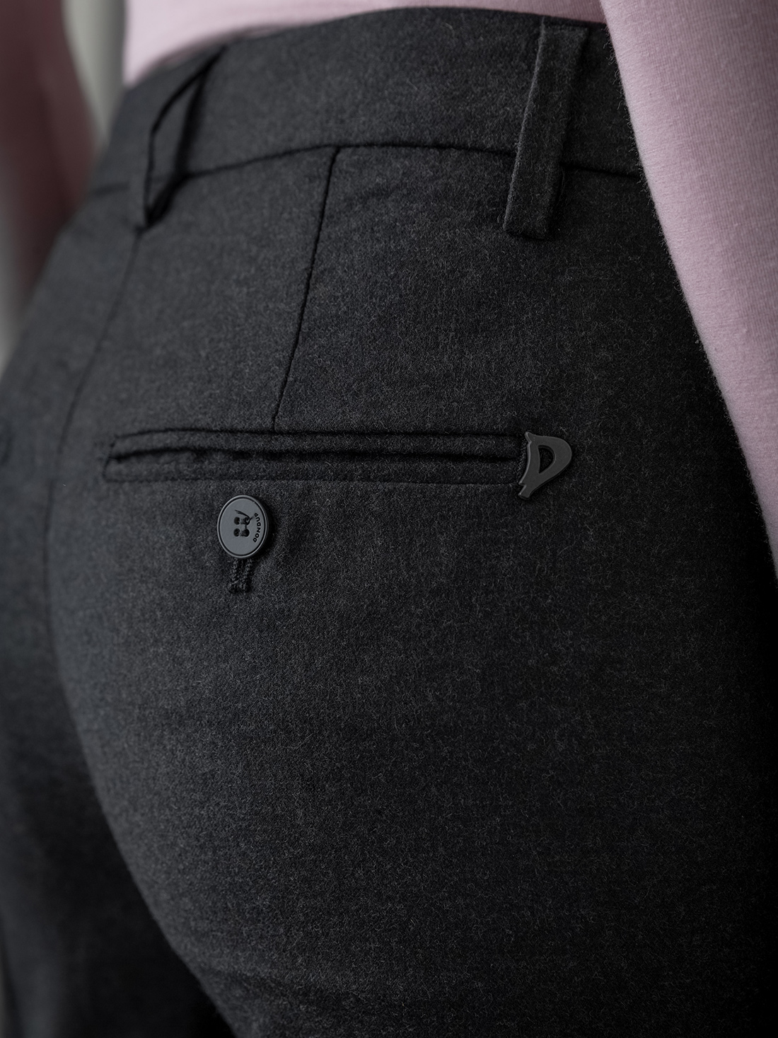 Detailansicht von Chinohose aus Wolle von DONDUP