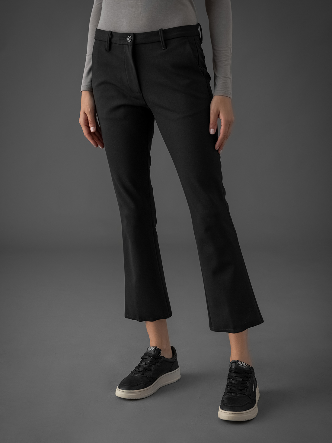 Detailansicht von Ausgestellte Hose von NINE IN THE MORNING