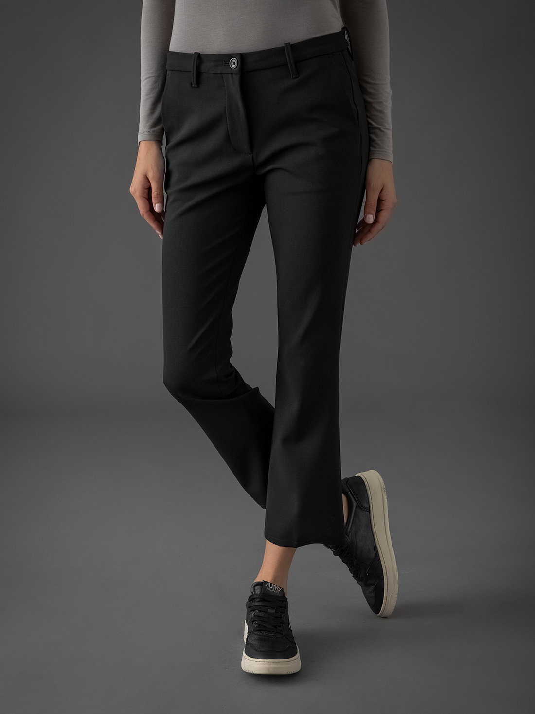 Detailansicht von Ausgestellte Hose von NINE IN THE MORNING