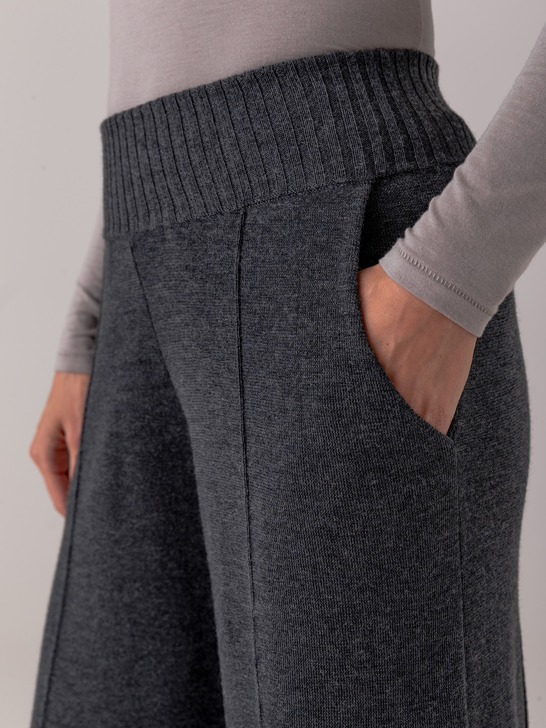 Detailansicht von Weite Hose aus Merinowolle von DANIELS