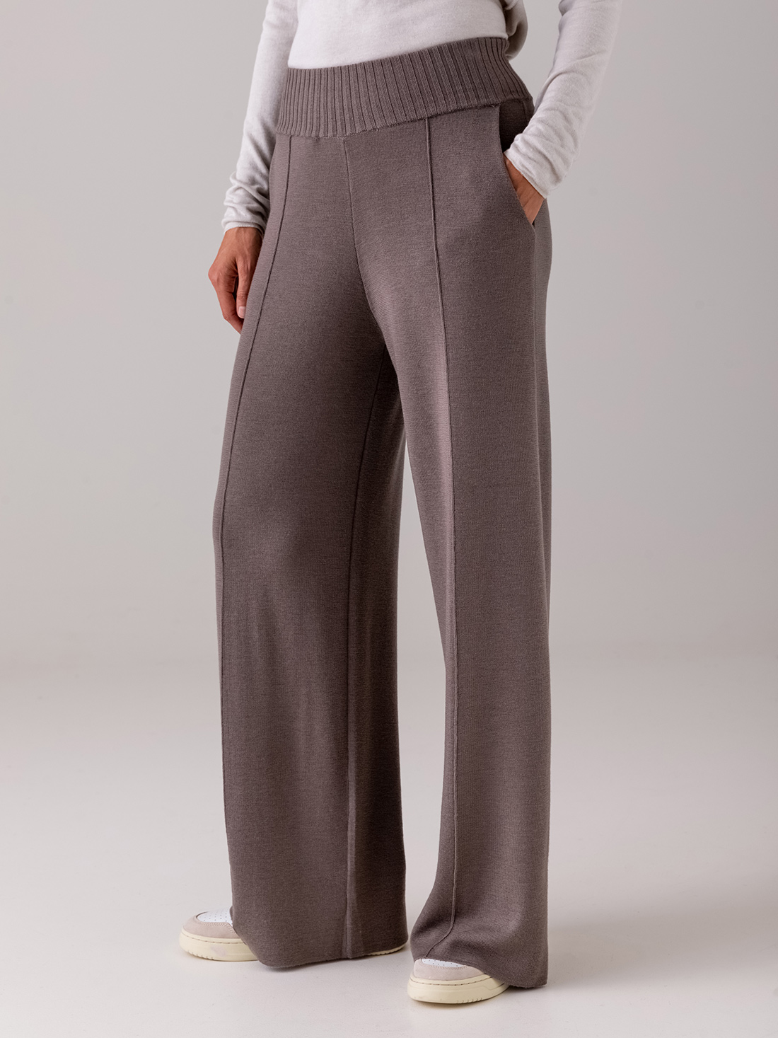 Detailansicht von Weite Hose aus Merinowolle von DANIELS