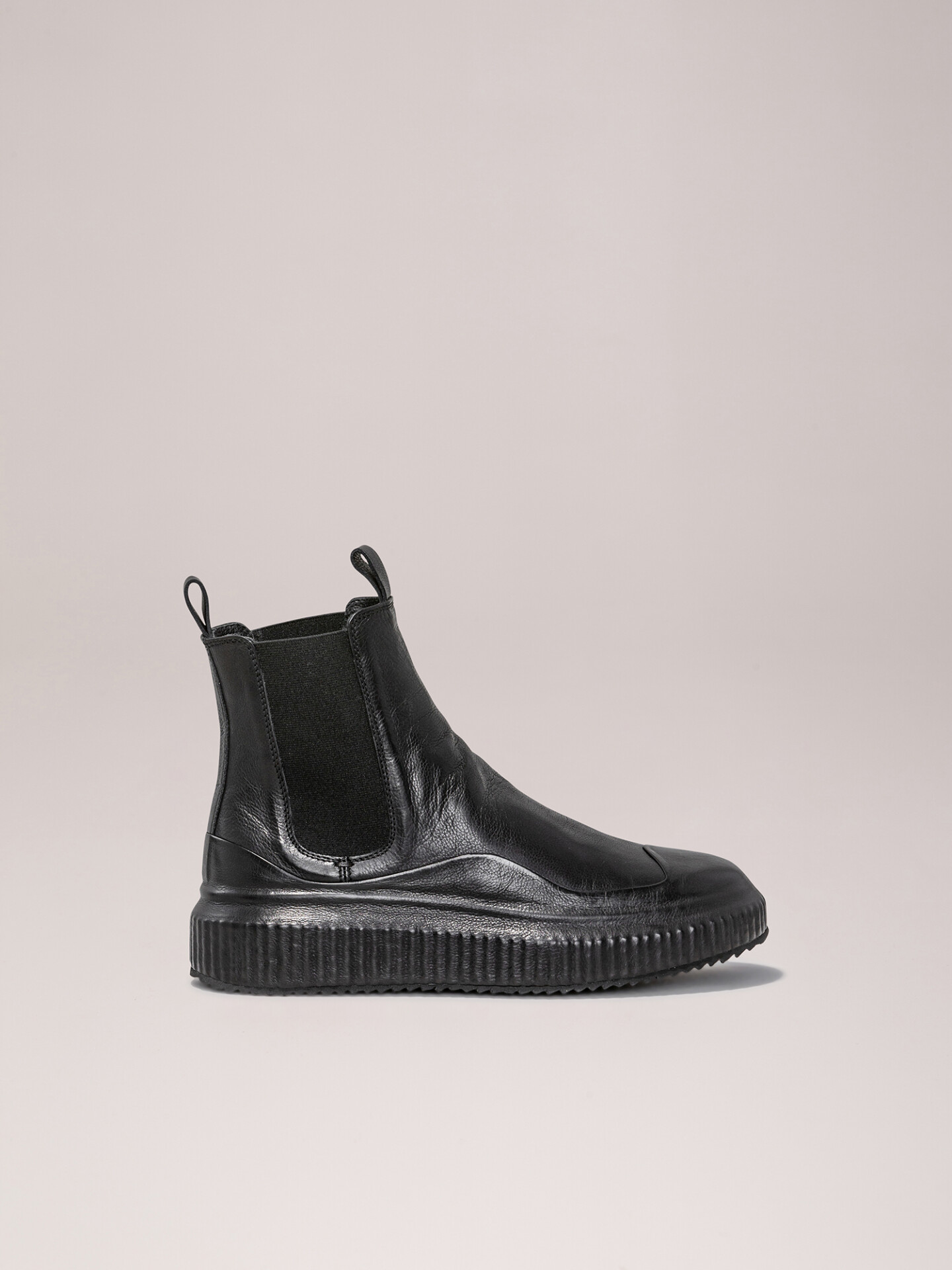 Detailansicht von Chelsea-Boots aus Leder von OFFICINE CREATIVE