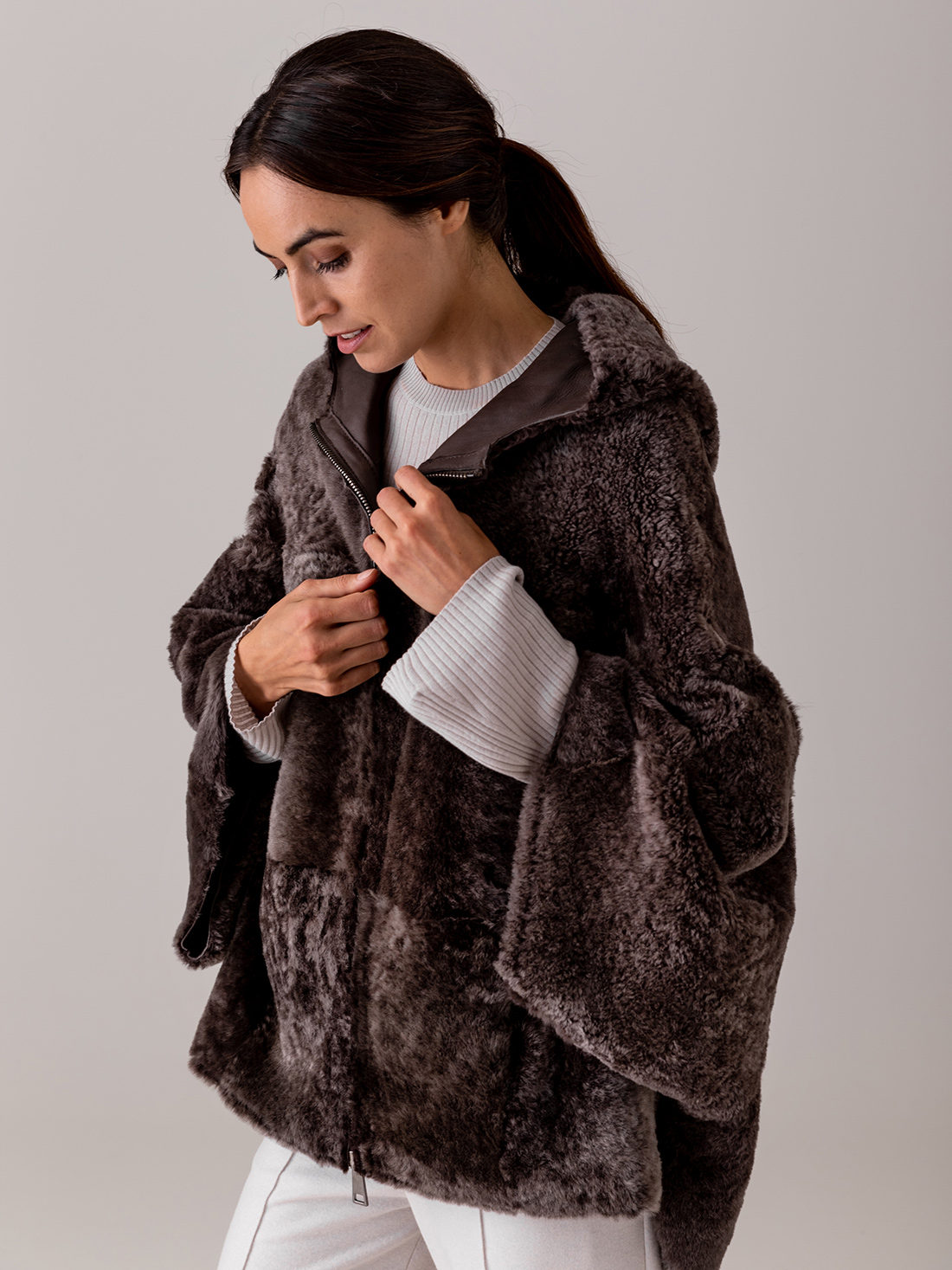 Detailansicht von Wendbares Lammledercape von GIORGIO BRATO