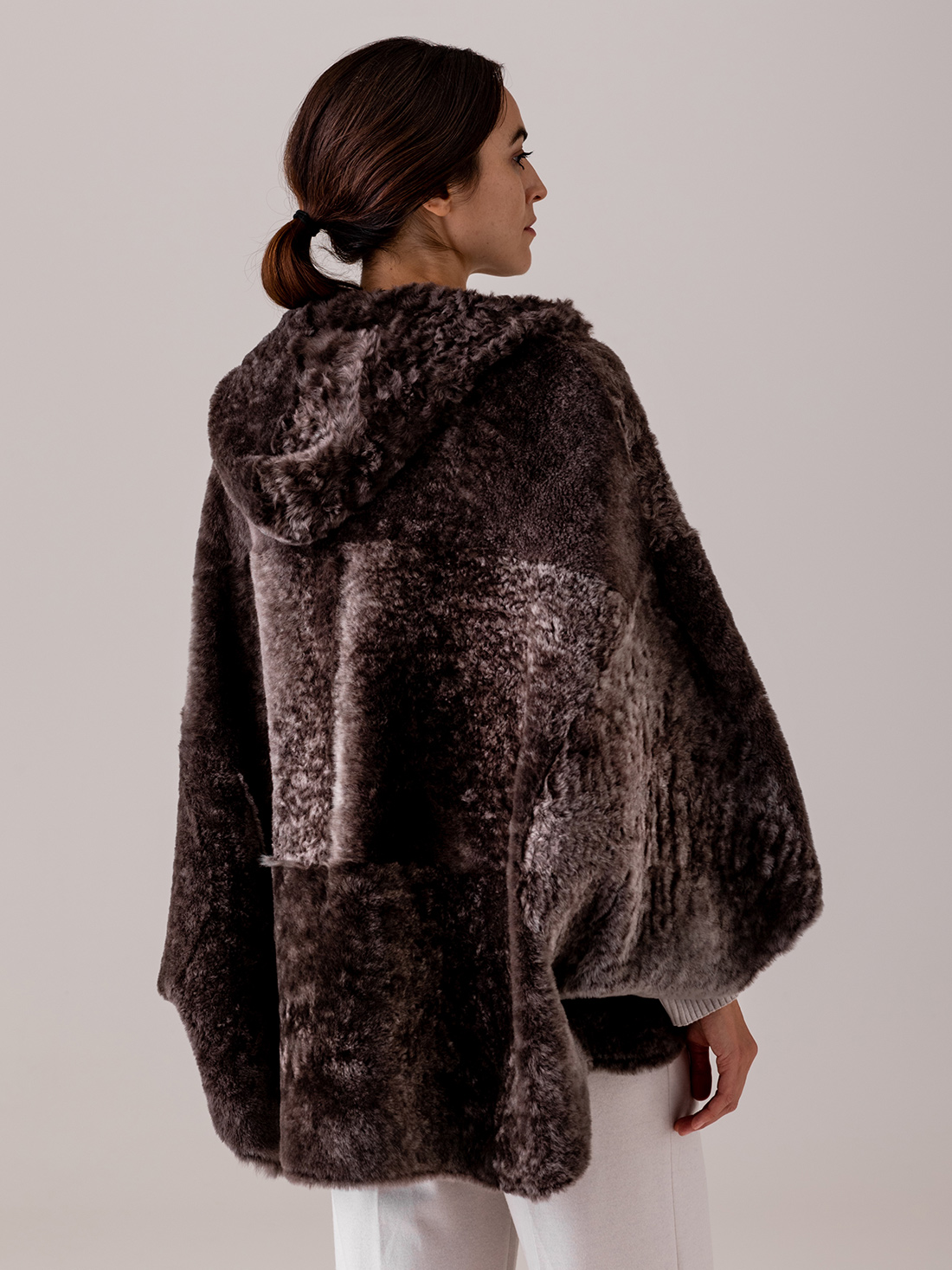 Detailansicht von Wendbares Lammledercape von GIORGIO BRATO