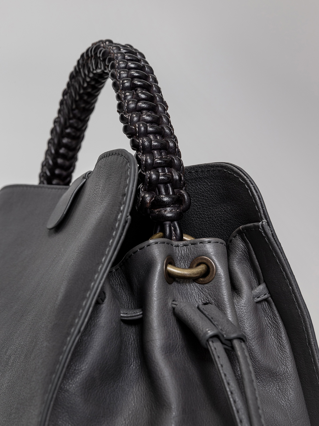 Detailansicht von Handtasche aus Leder von OFFICINE CREATIVE