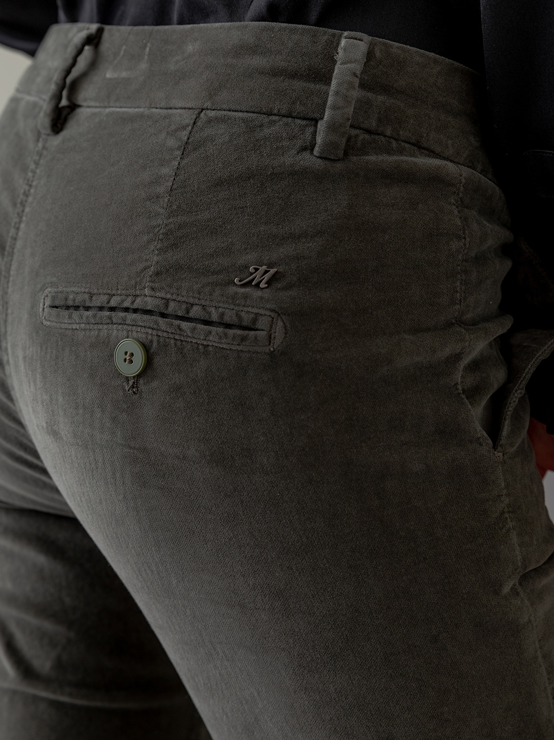 Detailansicht von Chinohose aus Samt von MASON’S