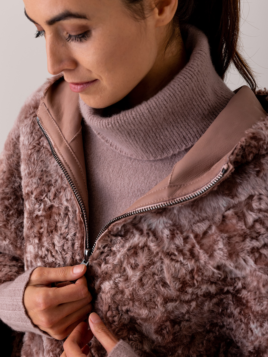 Detailansicht von Wendbares Lammledercape von GIORGIO BRATO