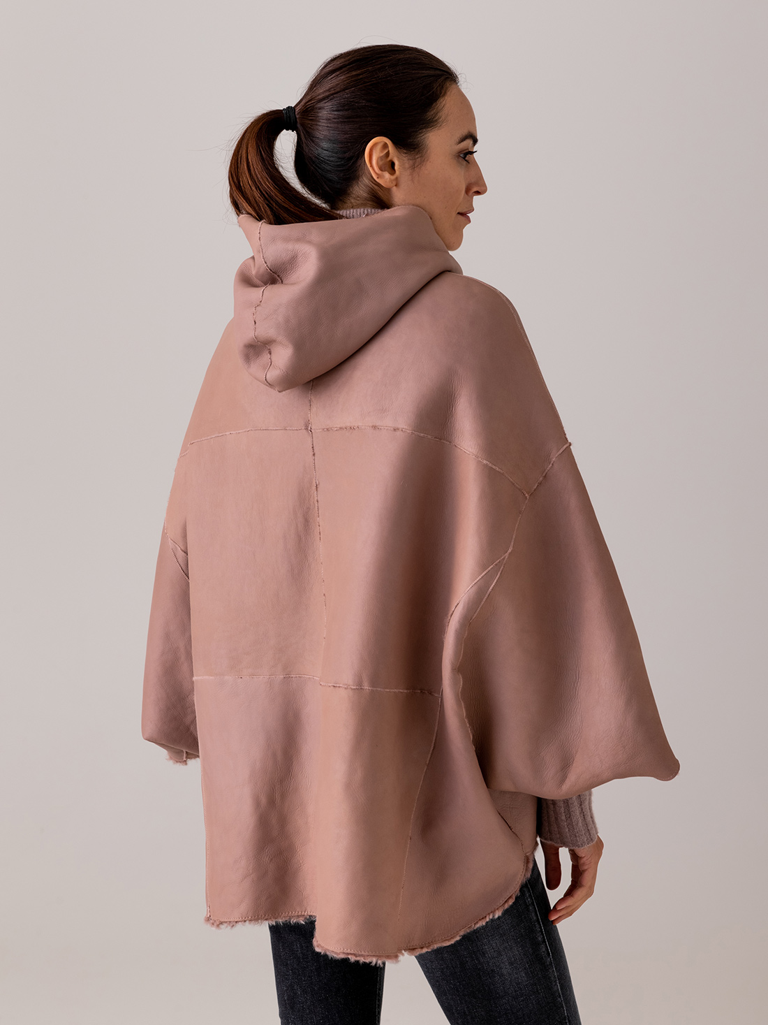 Detailansicht von Wendbares Lammledercape von GIORGIO BRATO