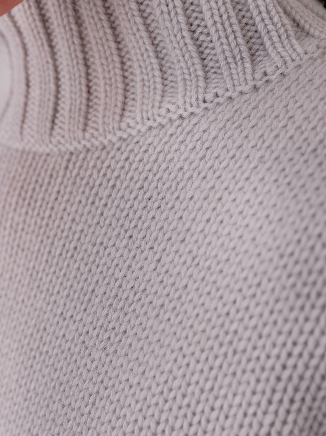 Detailansicht von Rollkragenpullover aus Wolle von IHEART