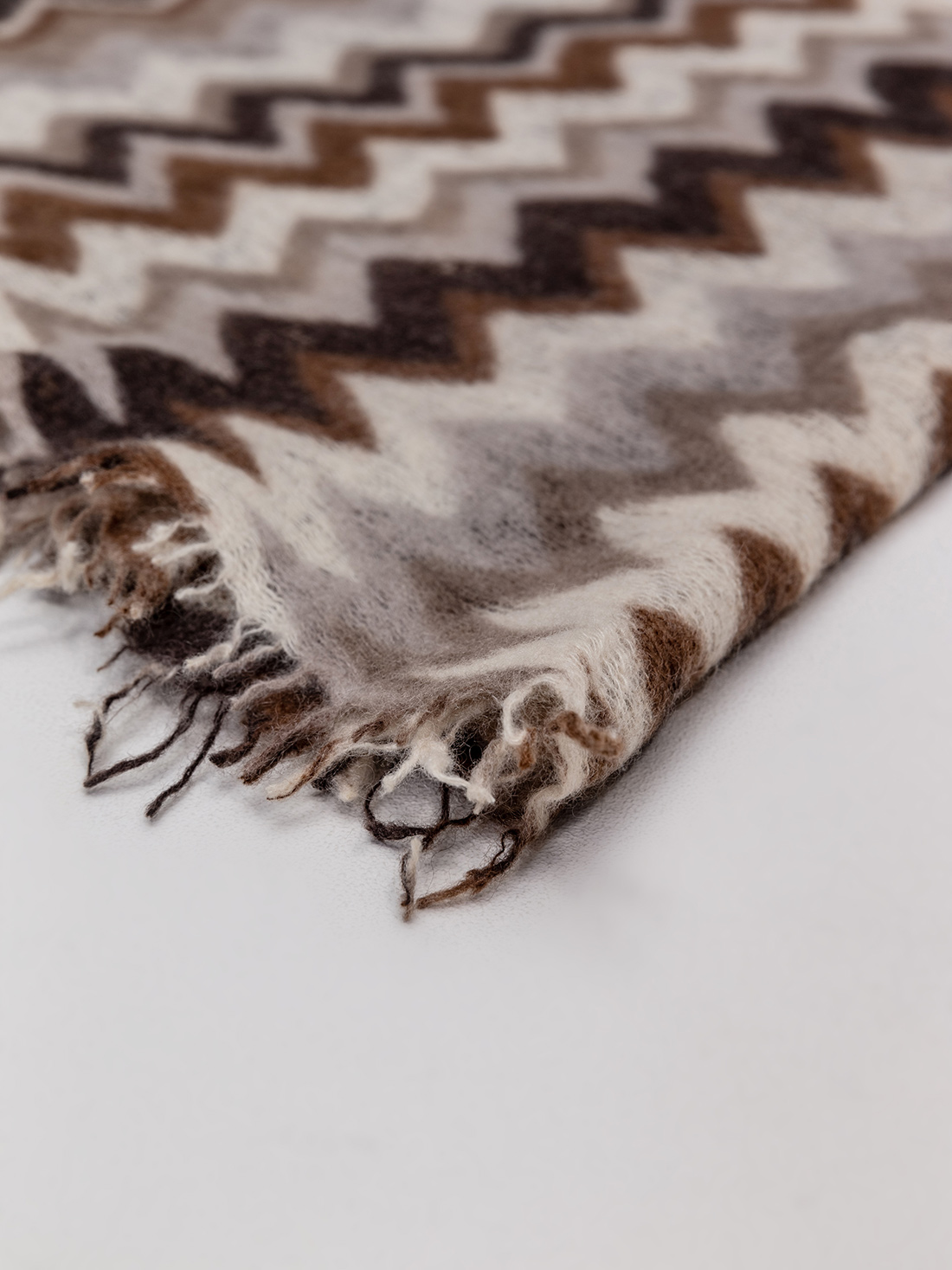 Detailansicht von Kaschmirschal mit Musterung von PUR SCHOEN