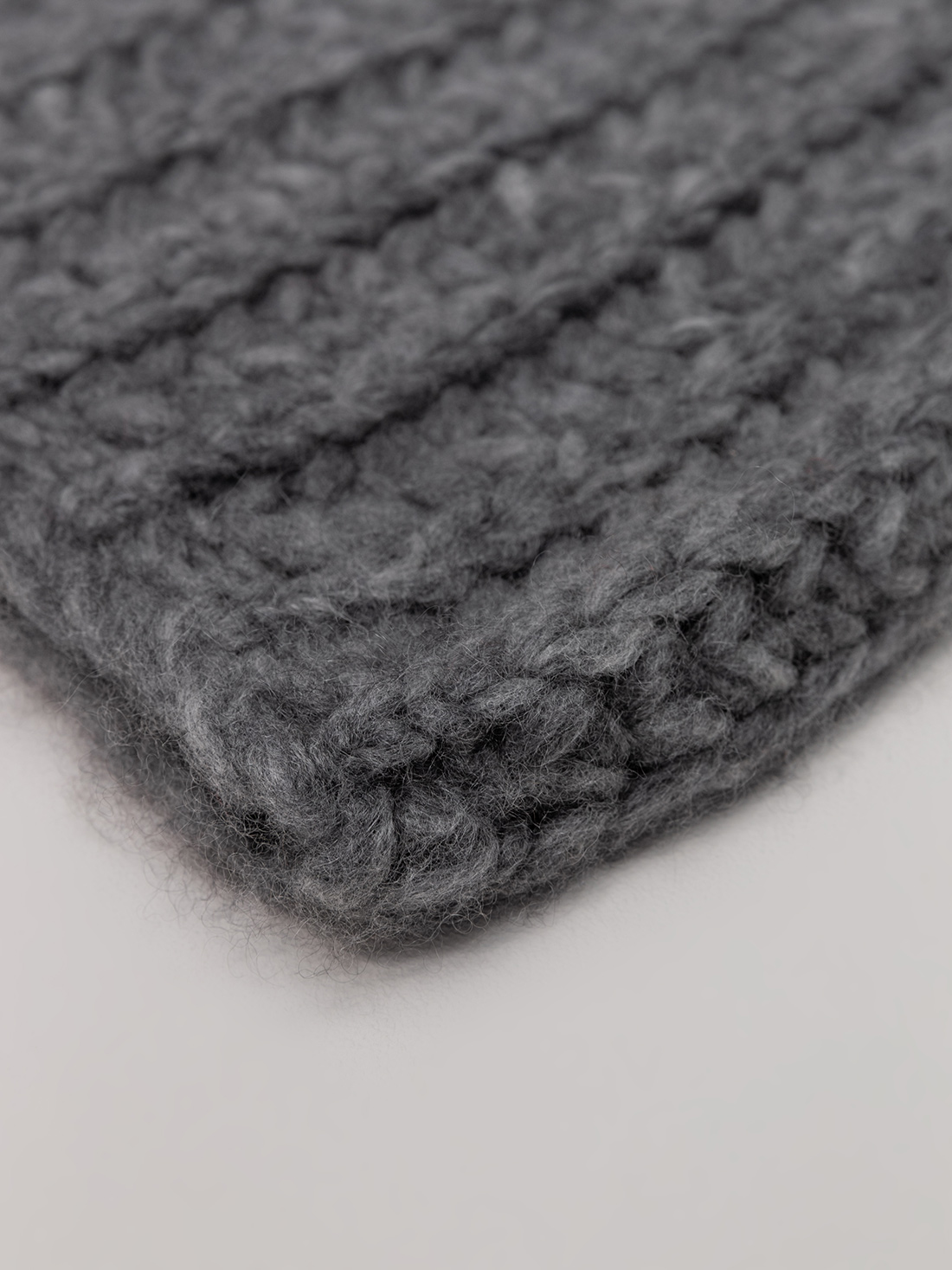Detailansicht von Mütze aus Cashmere von ELLA SILLA