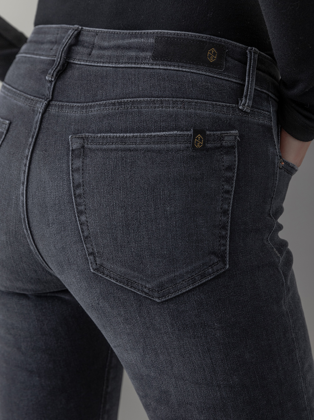 Detailansicht von Slim Fit Jeans von THE NIM