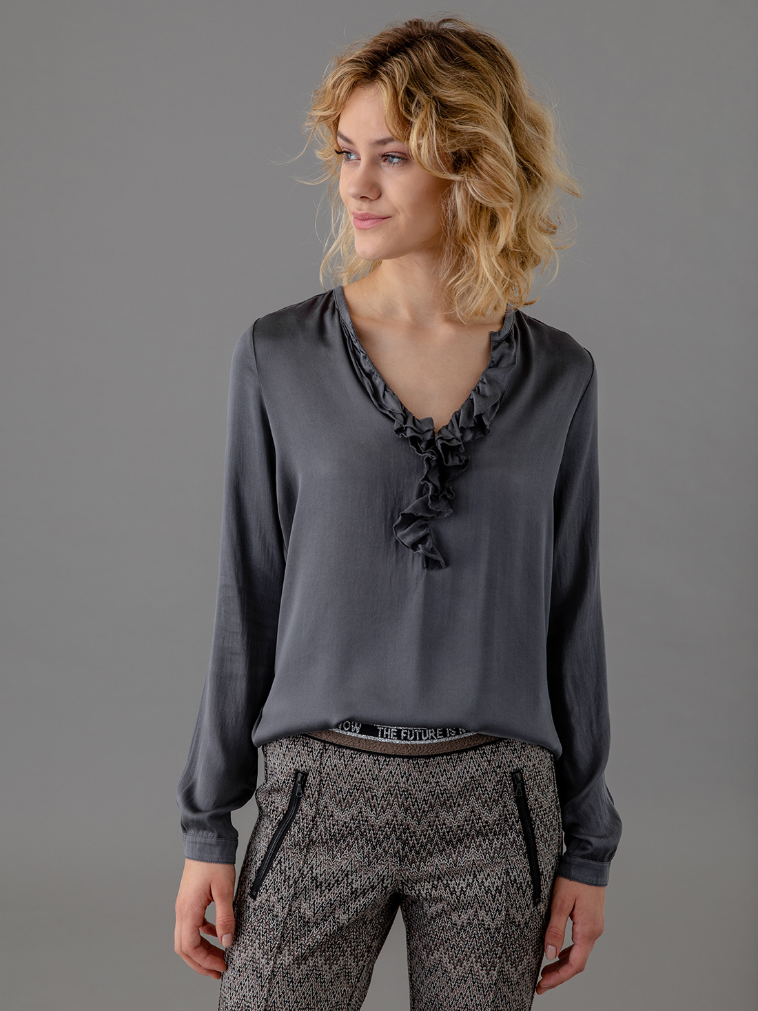 Detailansicht von Seidenbluse mit Rüschung von DANIELS