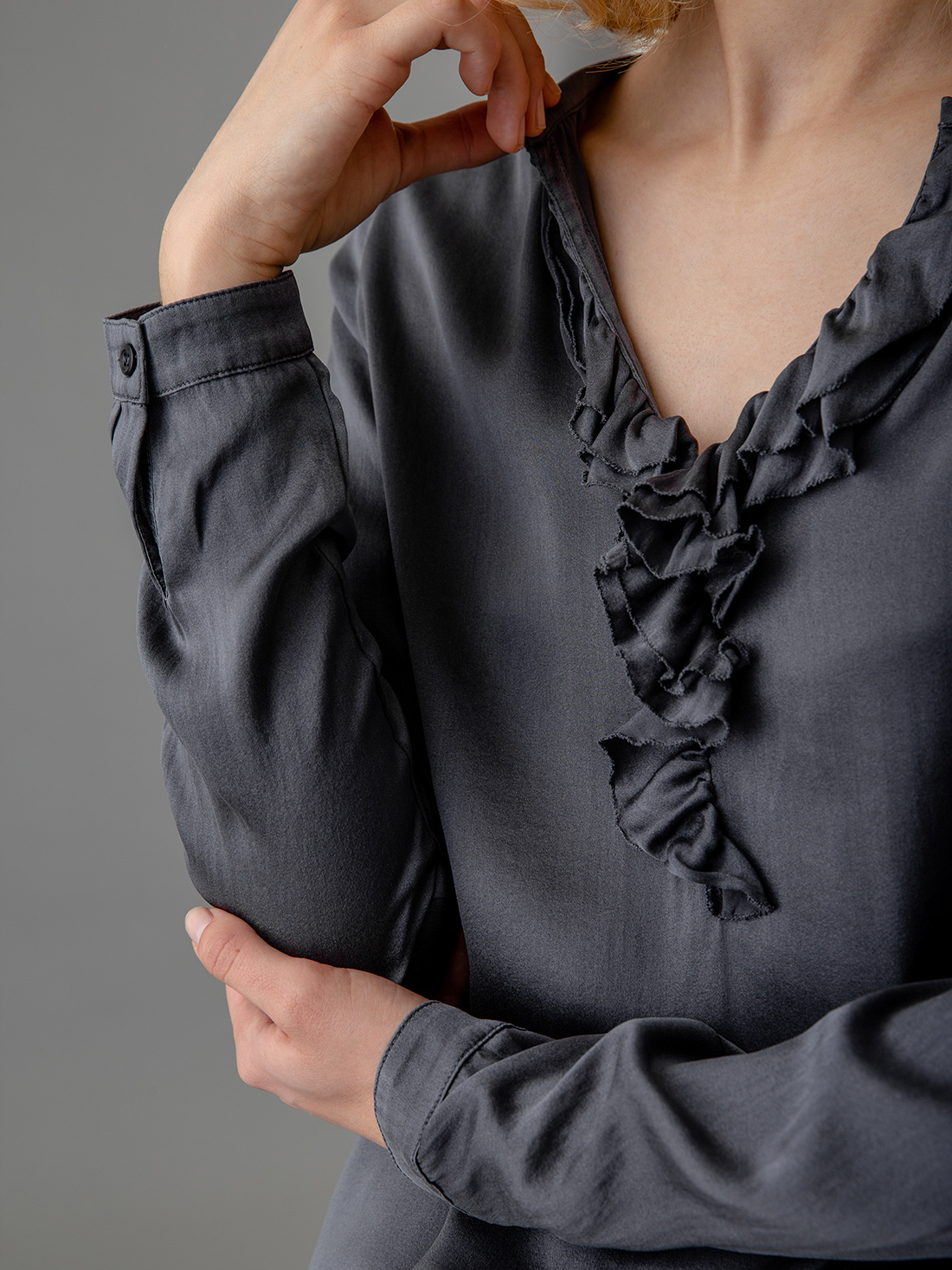 Detailansicht von Seidenbluse mit Rüschung von DANIELS