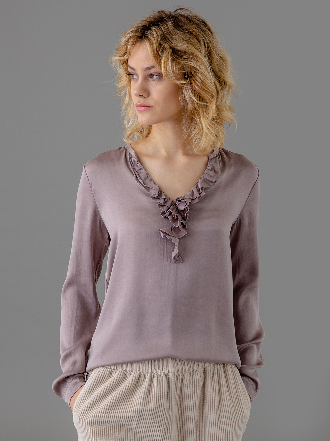 Detailansicht von Seidenbluse mit Rüschung von DANIELS