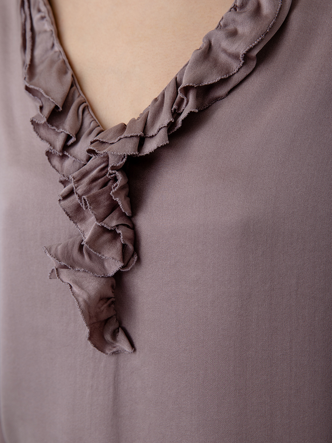 Detailansicht von Seidenbluse mit Rüschung von DANIELS