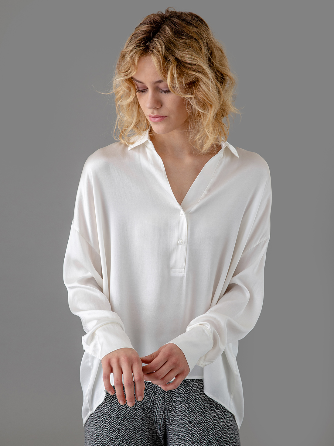Detailansicht von Oversize Seidenbluse von DANIELS