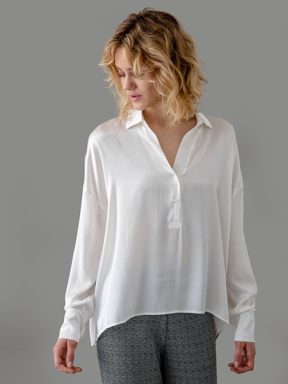 Detailansicht von Oversize Seidenbluse von DANIELS