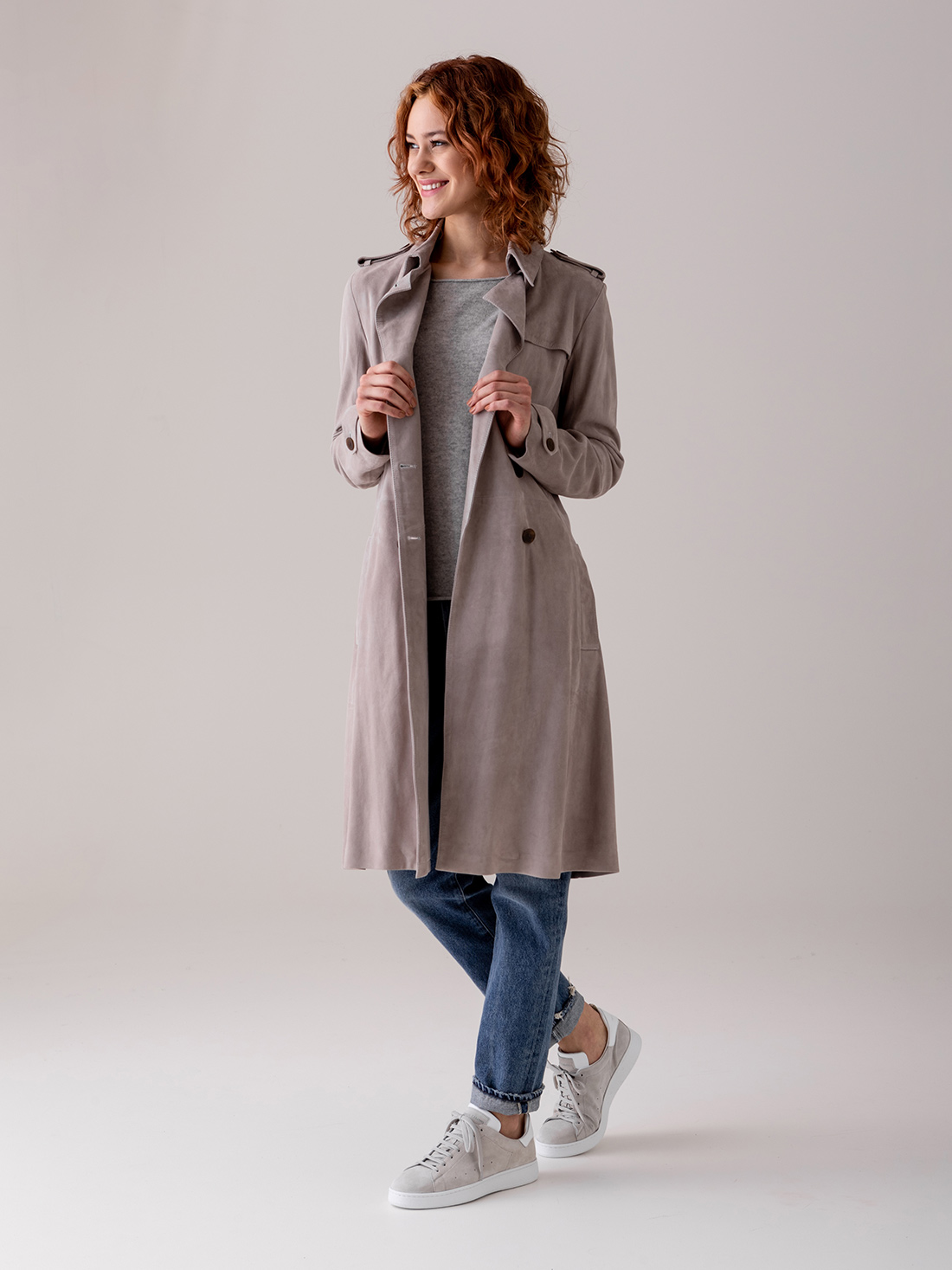 Detailansicht von Velour-Trenchcoat von BENEDETTA NOVI