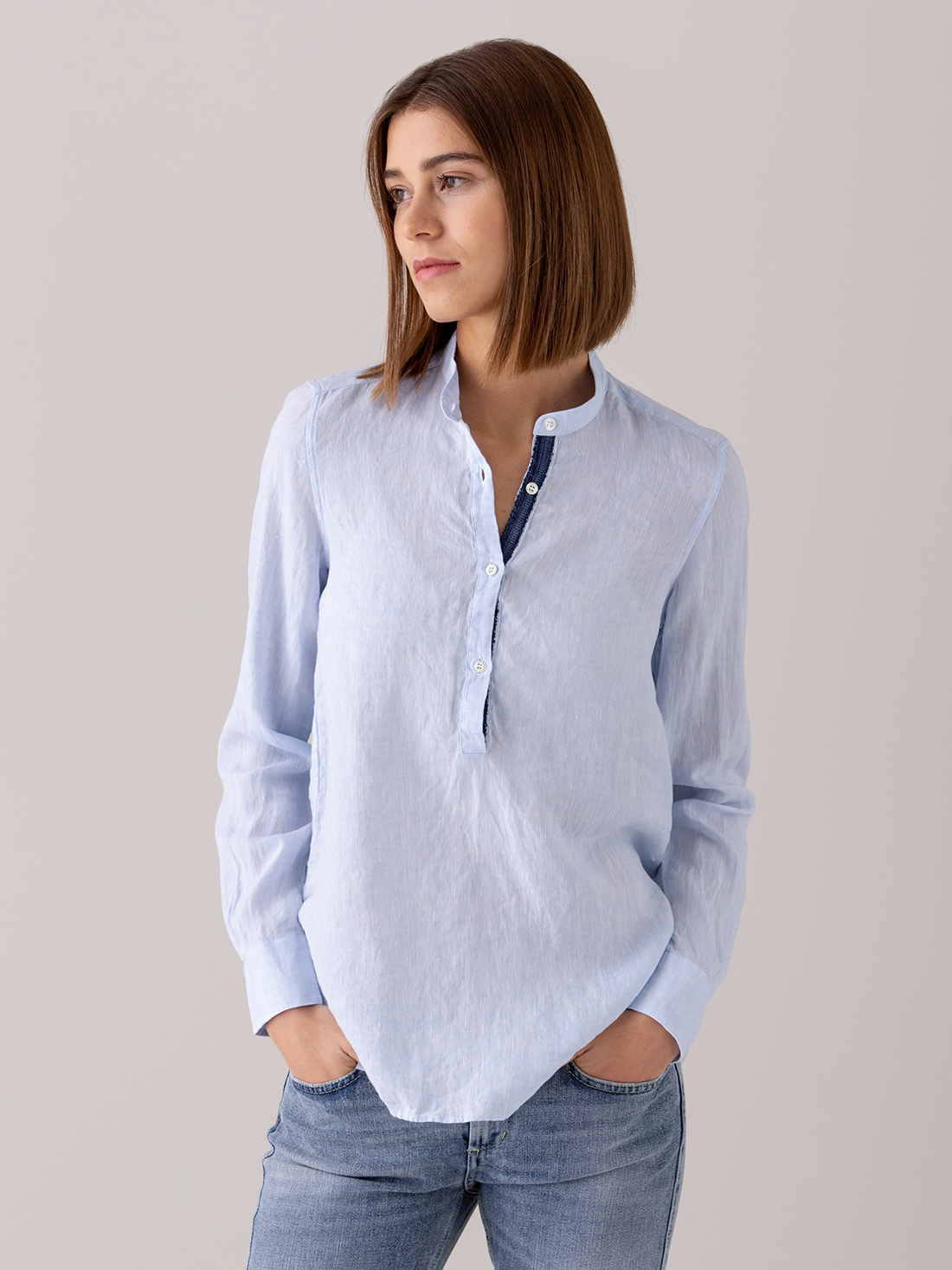 Detailansicht von Leinenbluse mit Stehkragen von AGLINI
