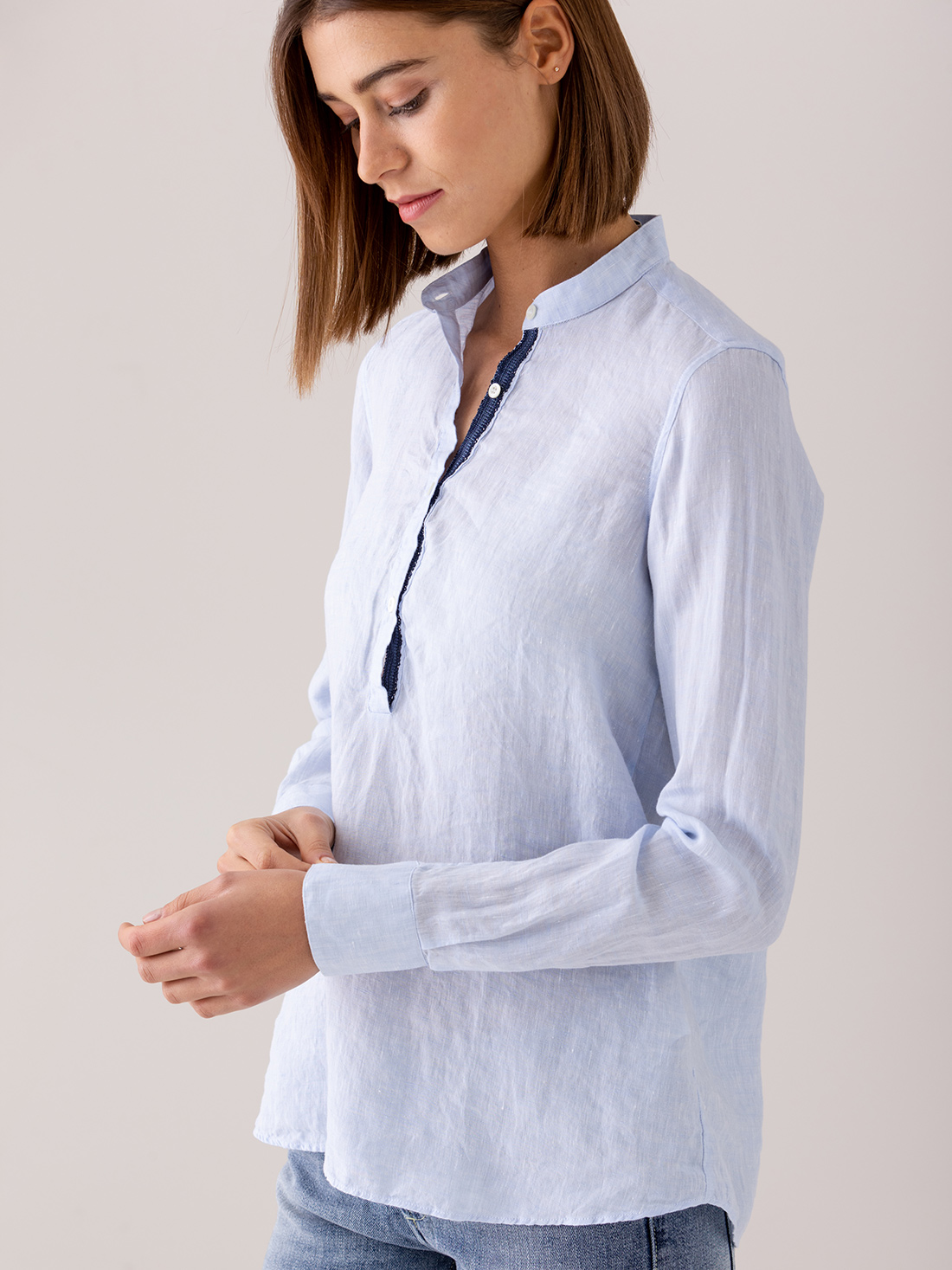 Detailansicht von Leinenbluse mit Stehkragen von AGLINI