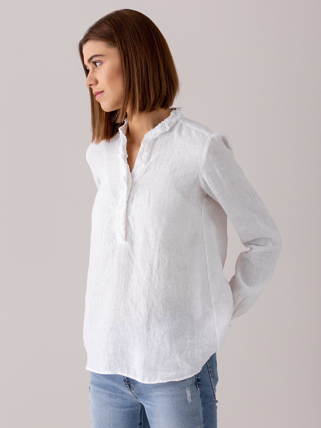 Detailansicht von Leinenbluse mit Rüschung von AGLINI
