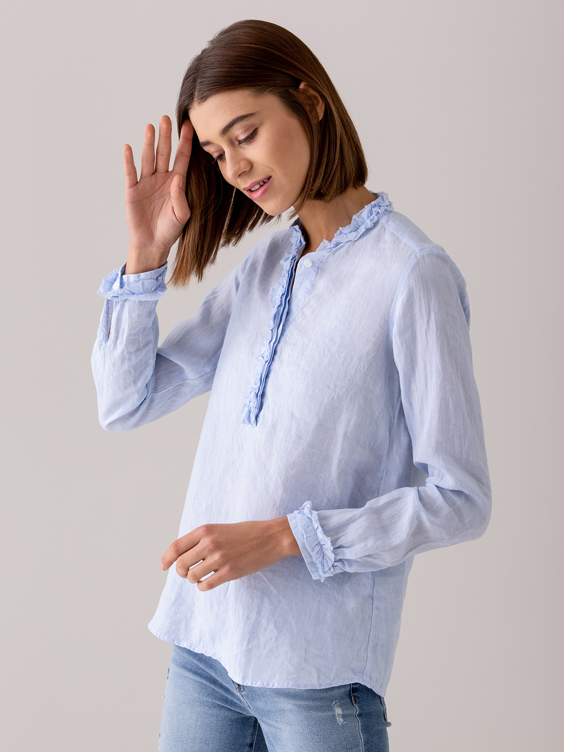 Detailansicht von Leinenbluse mit Rüschung von AGLINI