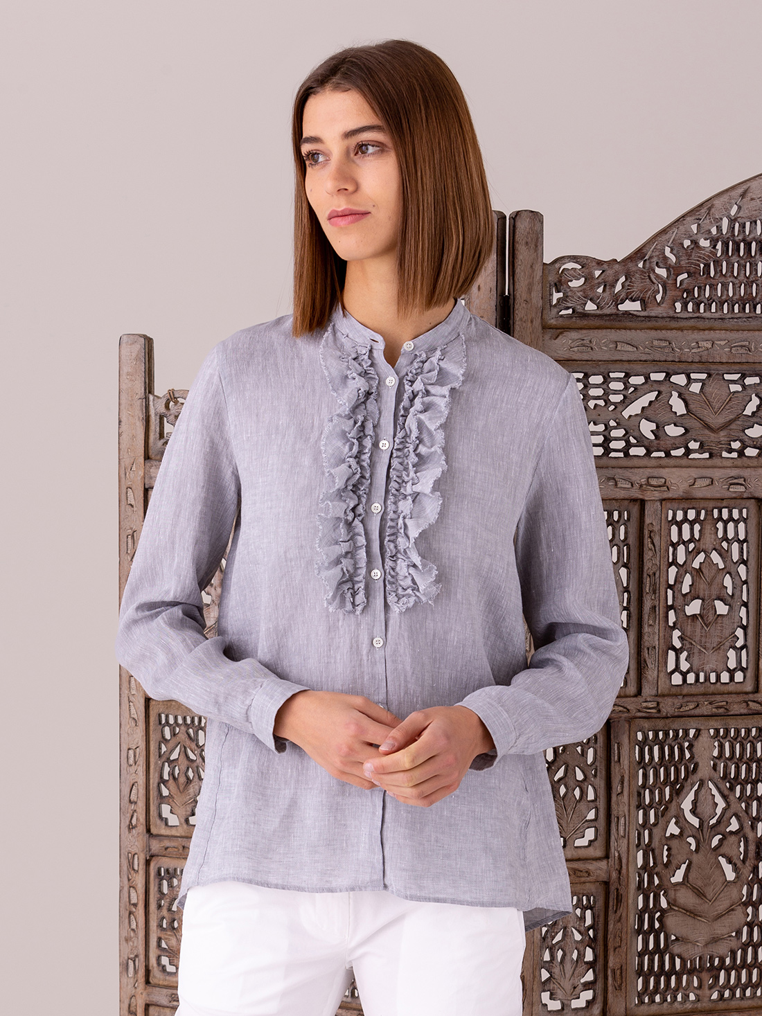 Detailansicht von Leinenbluse mit Rüschung von ROBERT FRIEDMAN