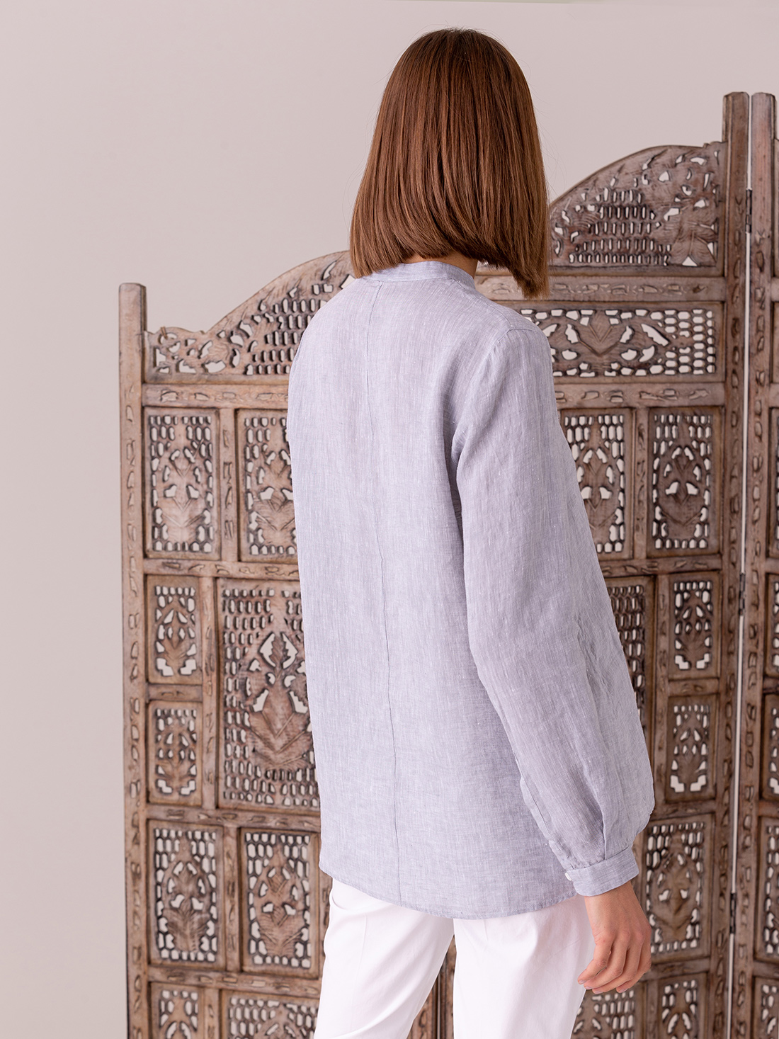 Detailansicht von Leinenbluse mit Rüschung von ROBERT FRIEDMAN