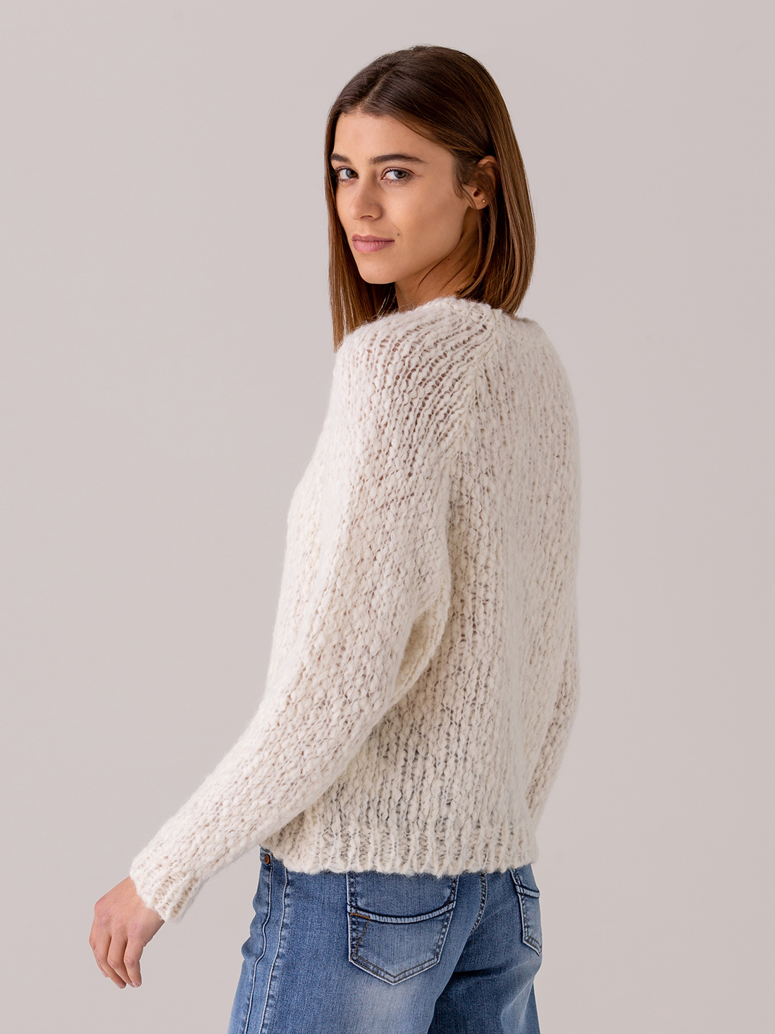 Detailansicht von Grobstrickpullover aus Alpakawolle von SIBIN LINNEBJERG