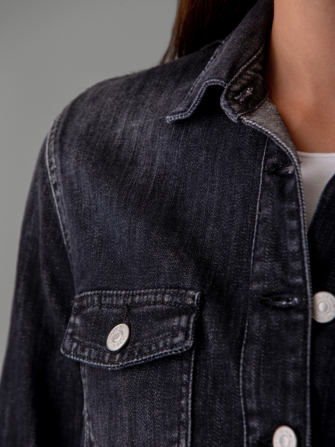 Detailansicht von Jeansjacke von LE TEMPS DES CERISES