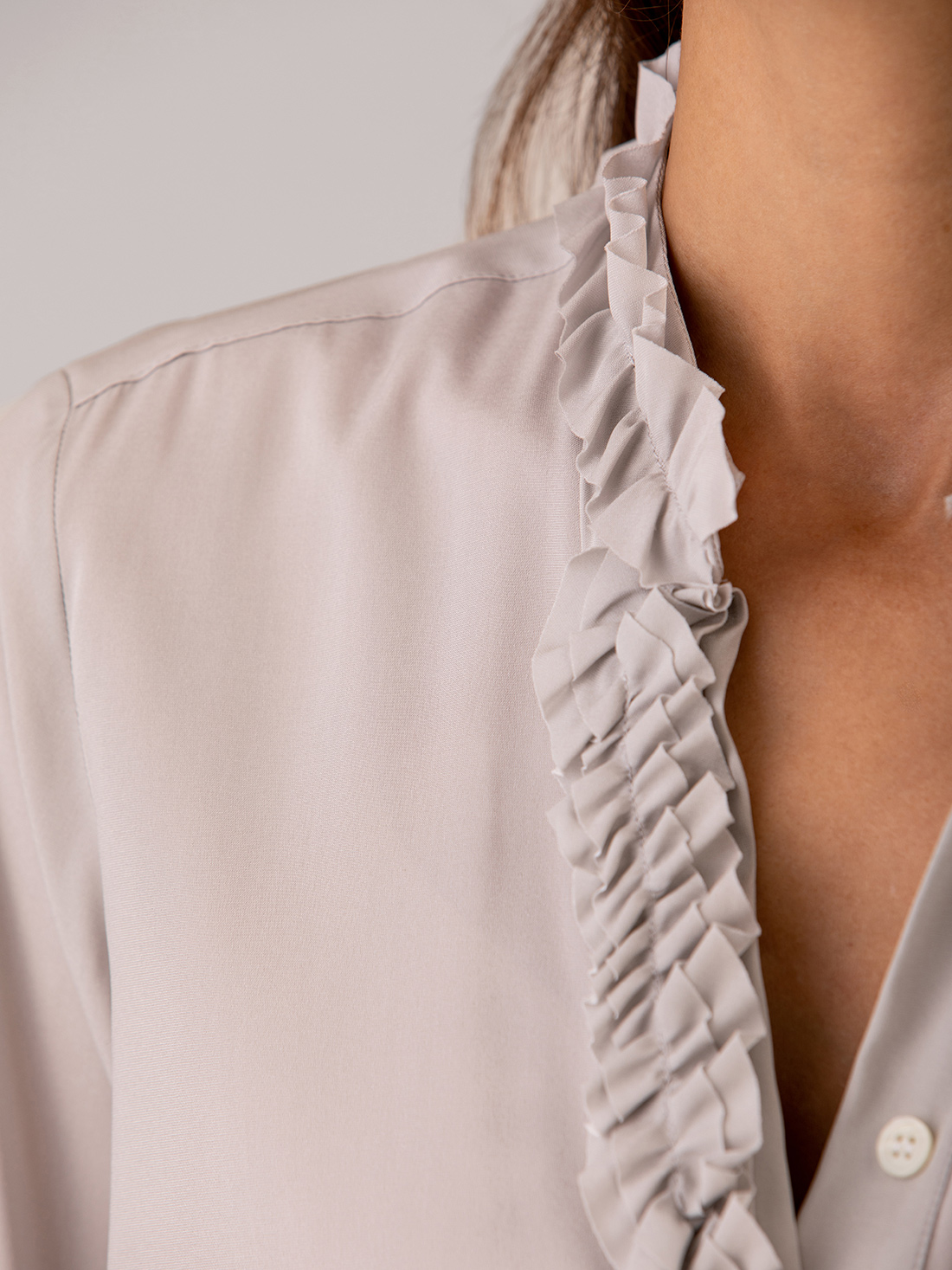 Detailansicht von Seidenbluse mit Rüschung von AGLINI