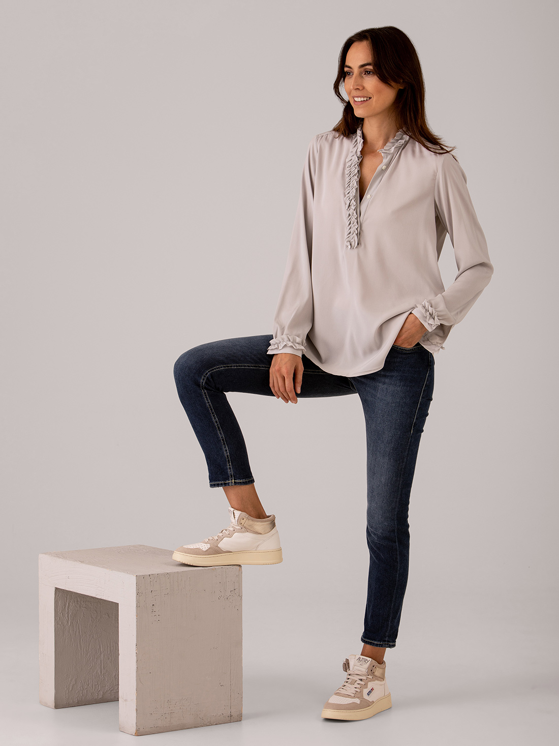 Detailansicht von Seidenbluse mit Rüschung von AGLINI