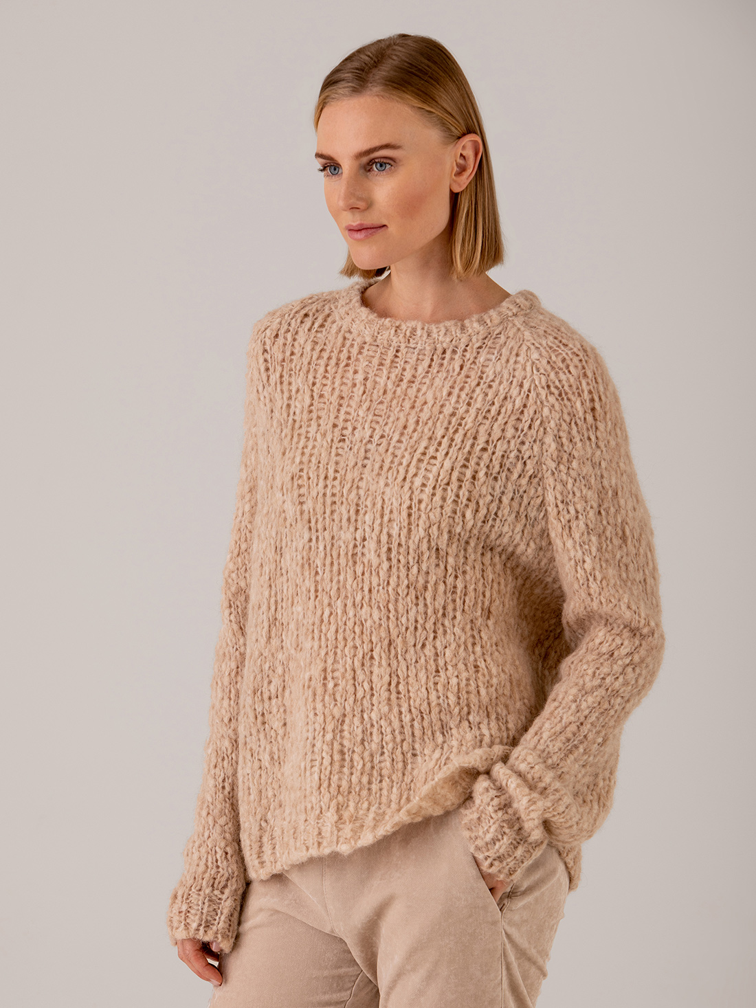 Detailansicht von Grobstrickpullover aus Alpakawolle von SIBIN LINNEBJERG