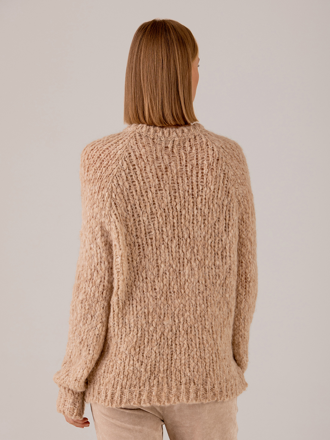 Detailansicht von Grobstrickpullover aus Alpakawolle von SIBIN LINNEBJERG