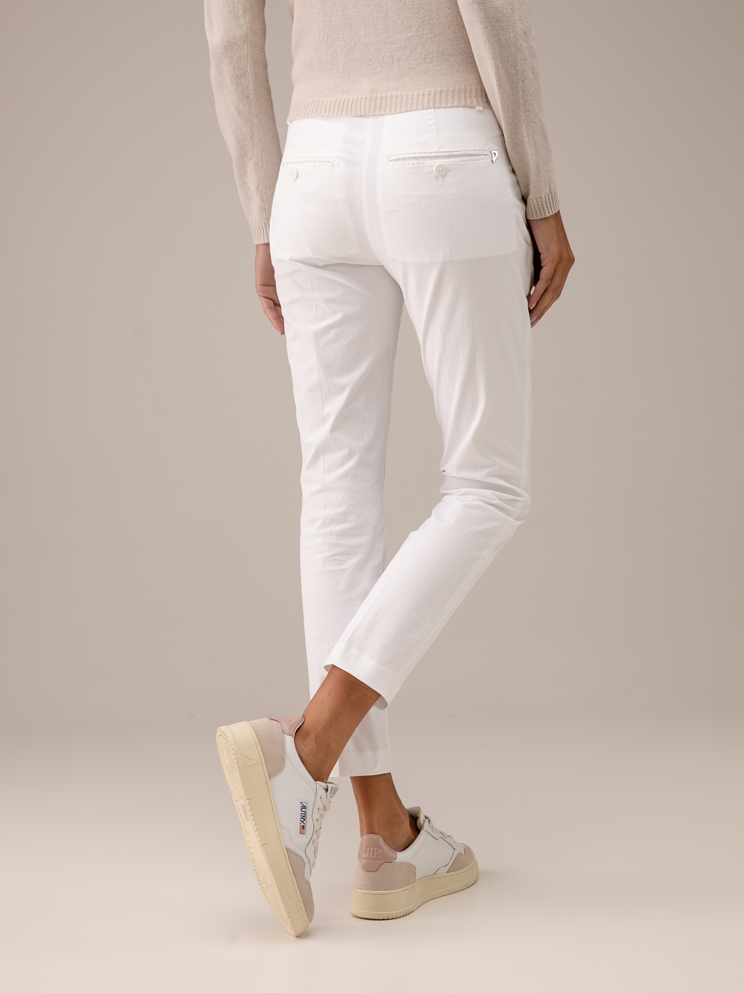 Detailansicht von Cropped Chinohose aus Baumwolle von DONDUP