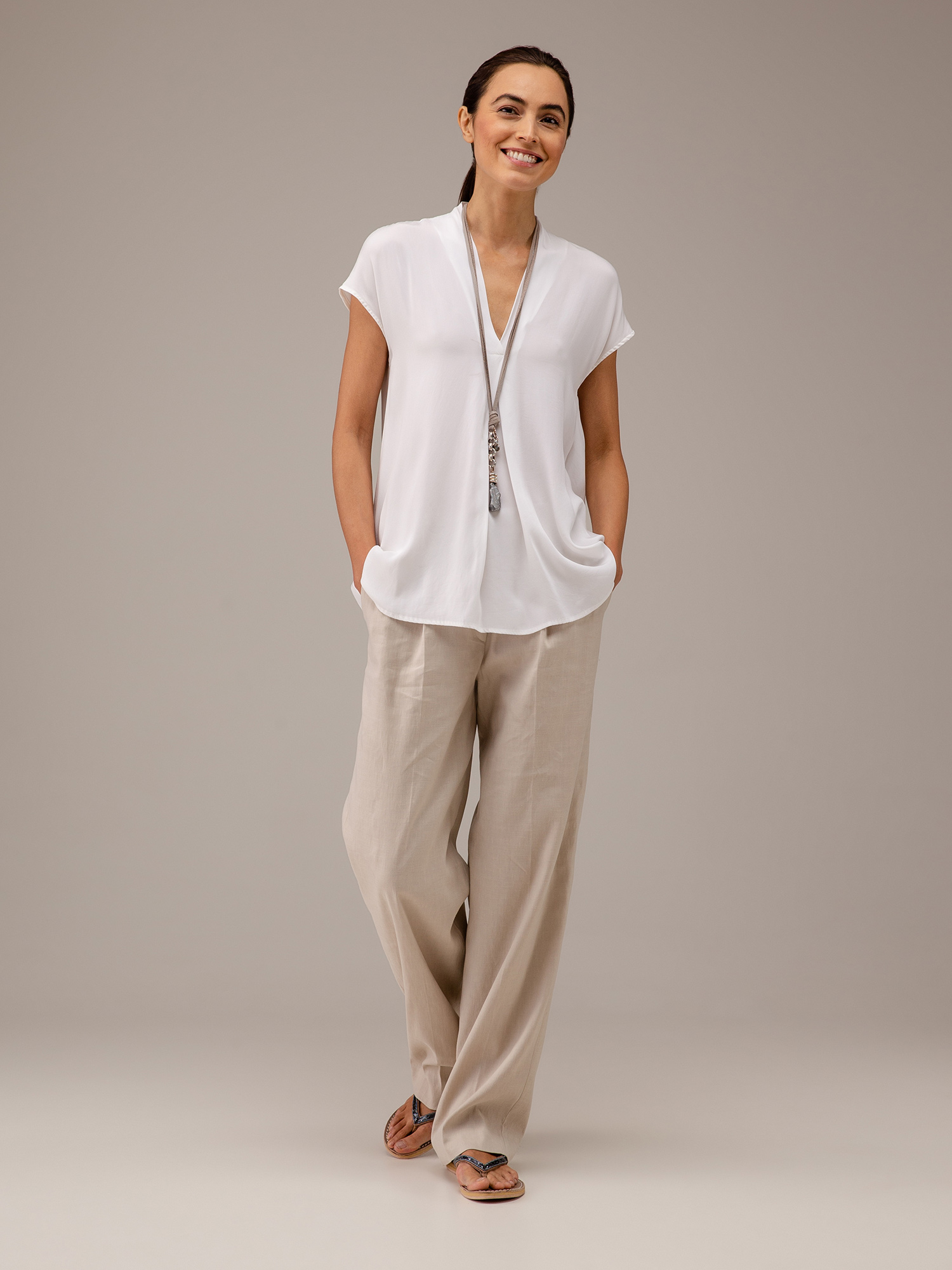 Detailansicht von Kurzarm-Seidenbluse von HER SHIRT