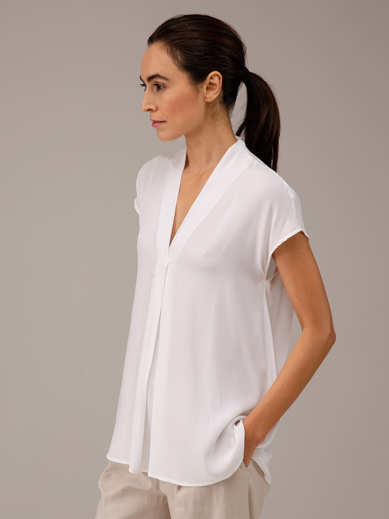 Detailansicht von Kurzarm-Seidenbluse von HER SHIRT