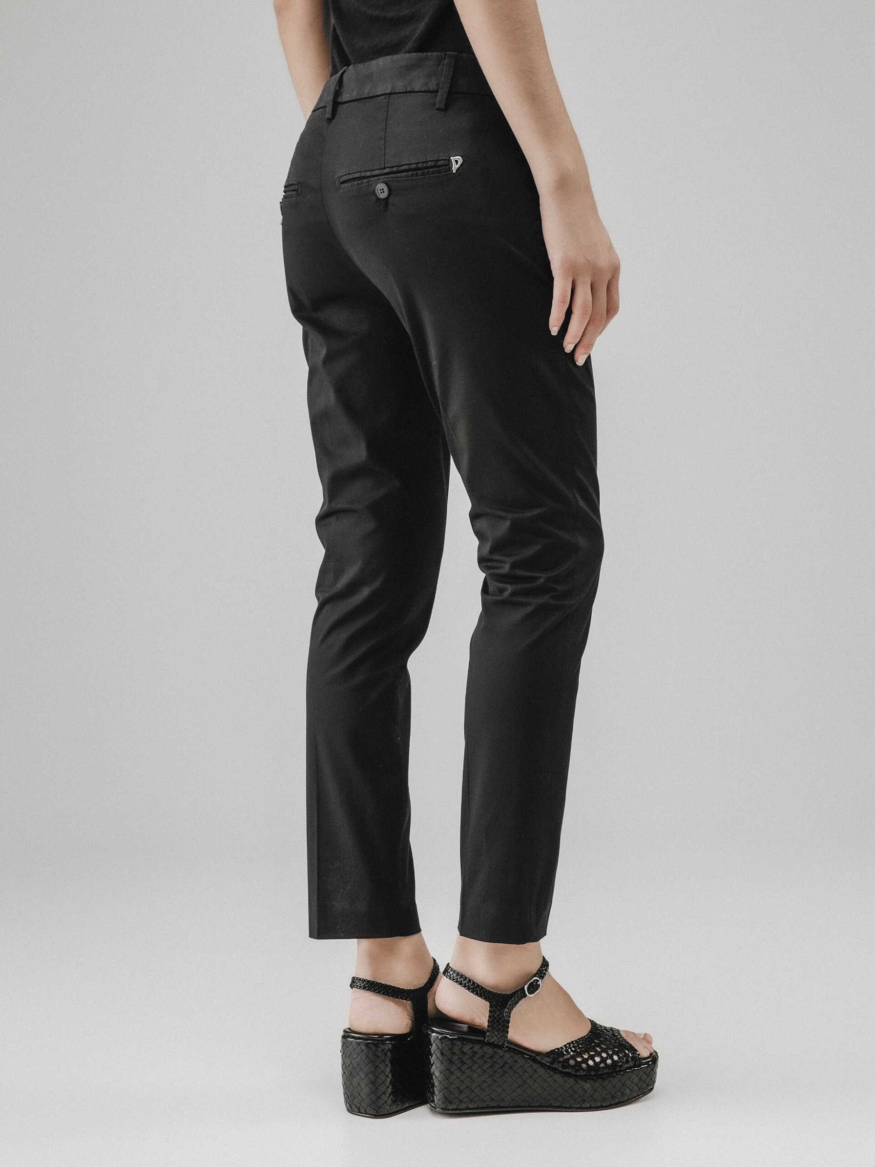 Detailansicht von Cropped Chinohose aus Baumwolle von DONDUP