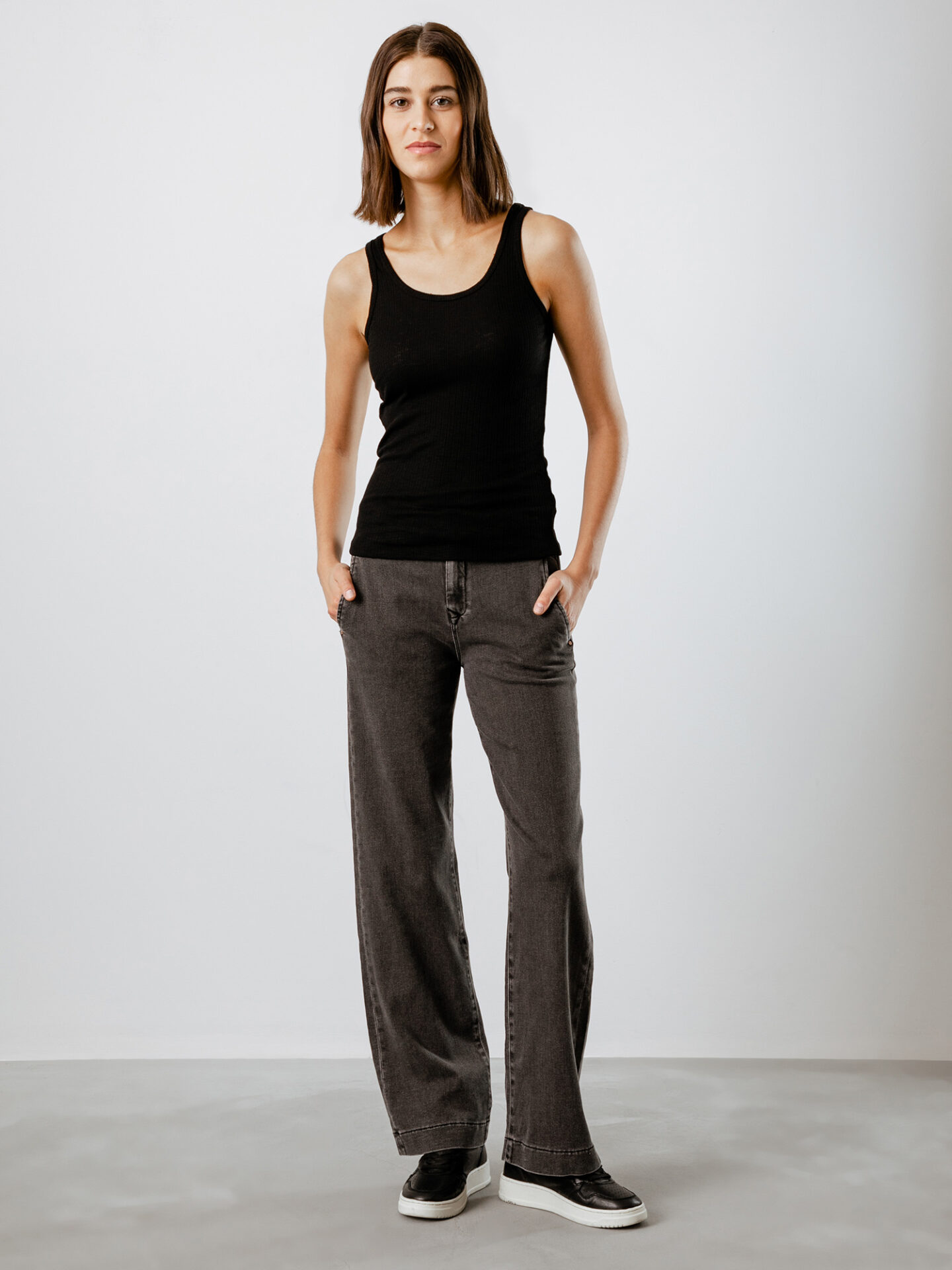 Detailansicht von Straight Leg Jeans von DAWN