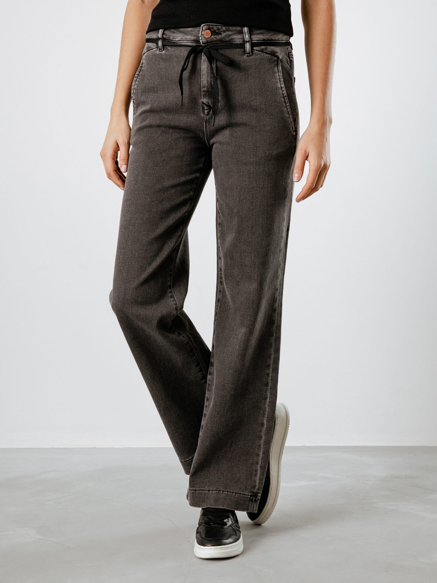 Detailansicht von Straight Leg Jeans von DAWN