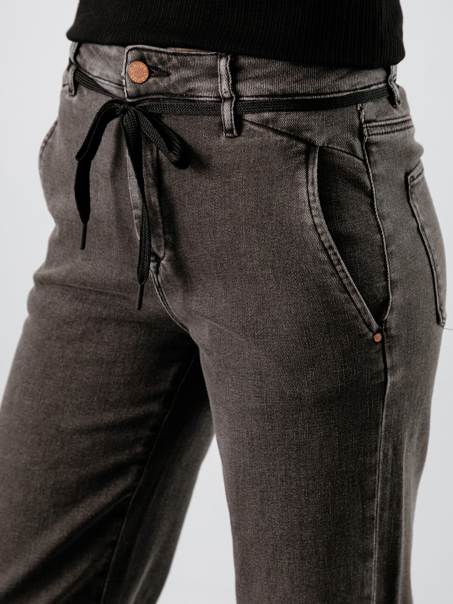 Detailansicht von Straight Leg Jeans von DAWN