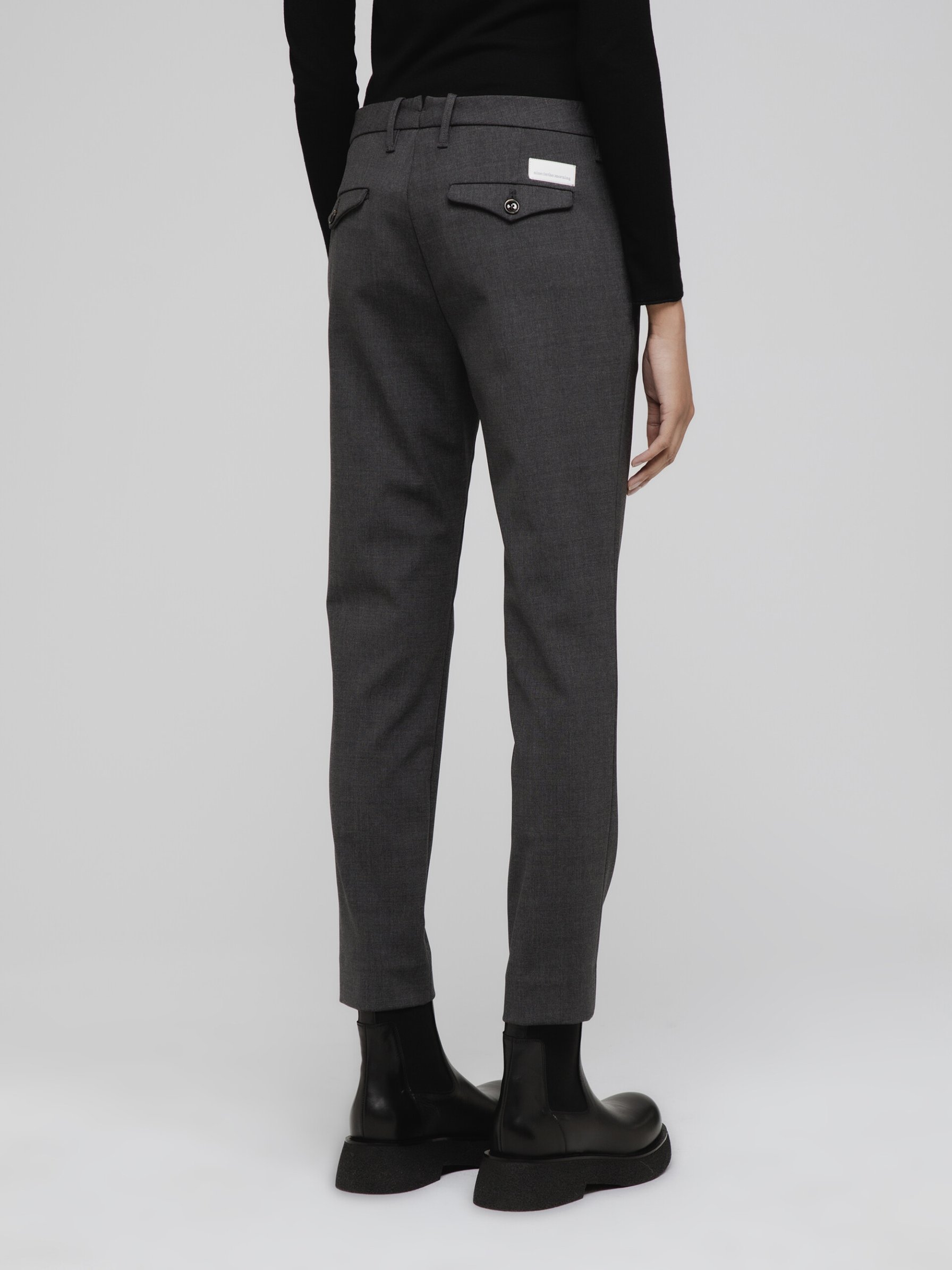 Detailansicht von Chinohose aus Schurwolle von NINE IN THE MORNING