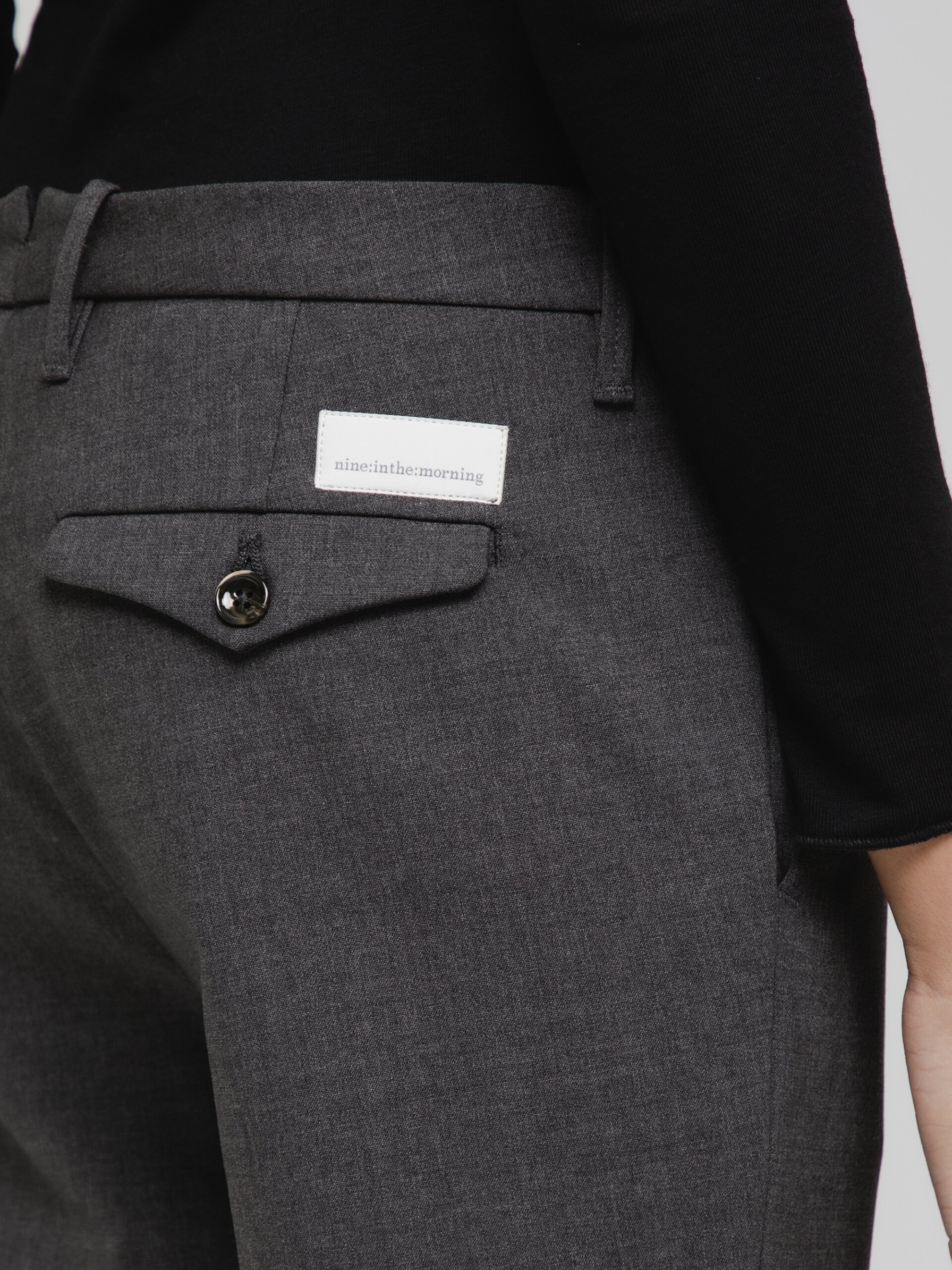 Detailansicht von Chinohose aus Schurwolle von NINE IN THE MORNING