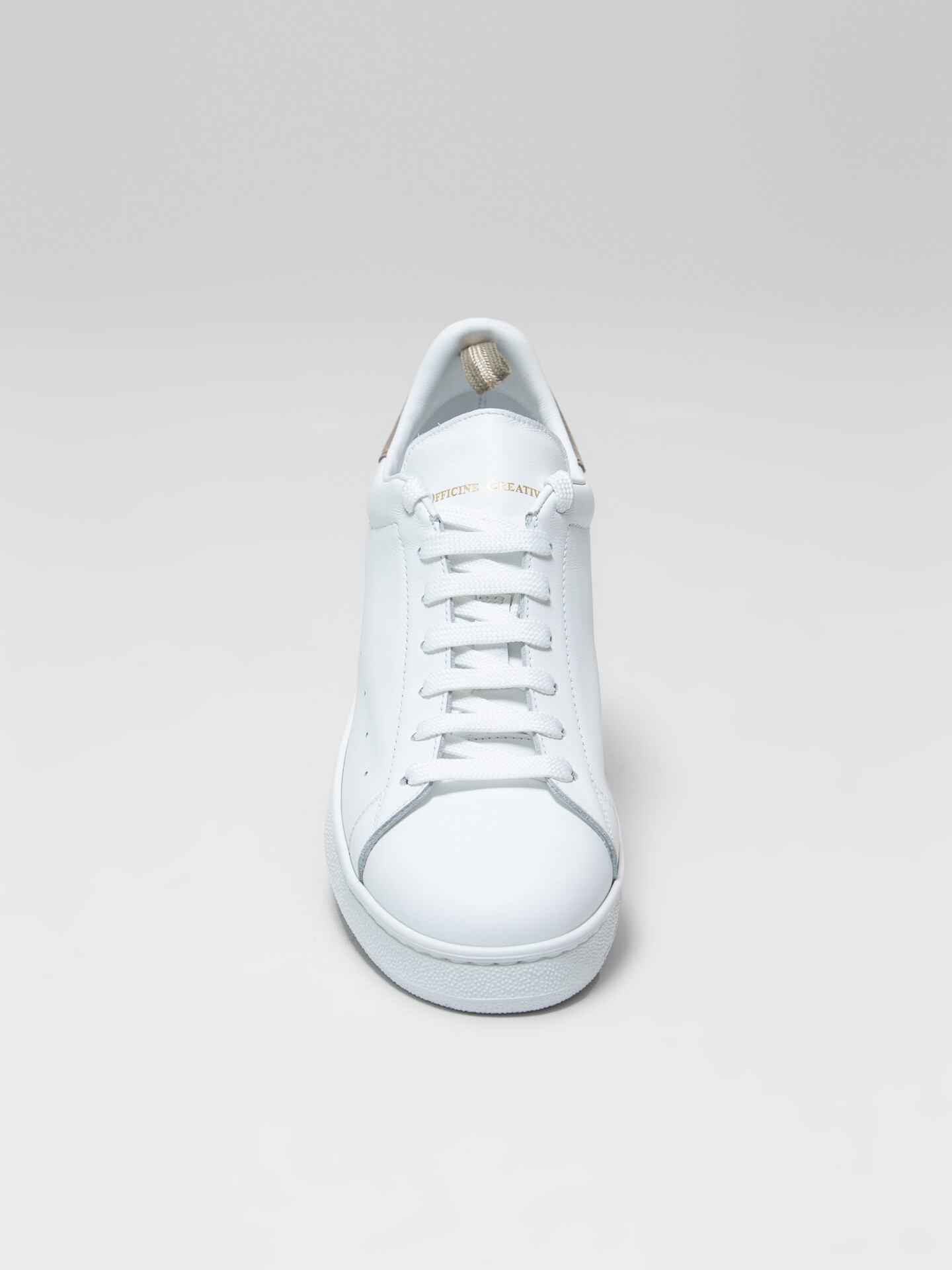 Detailansicht von Sneaker aus Leder von OFFICINE CREATIVE