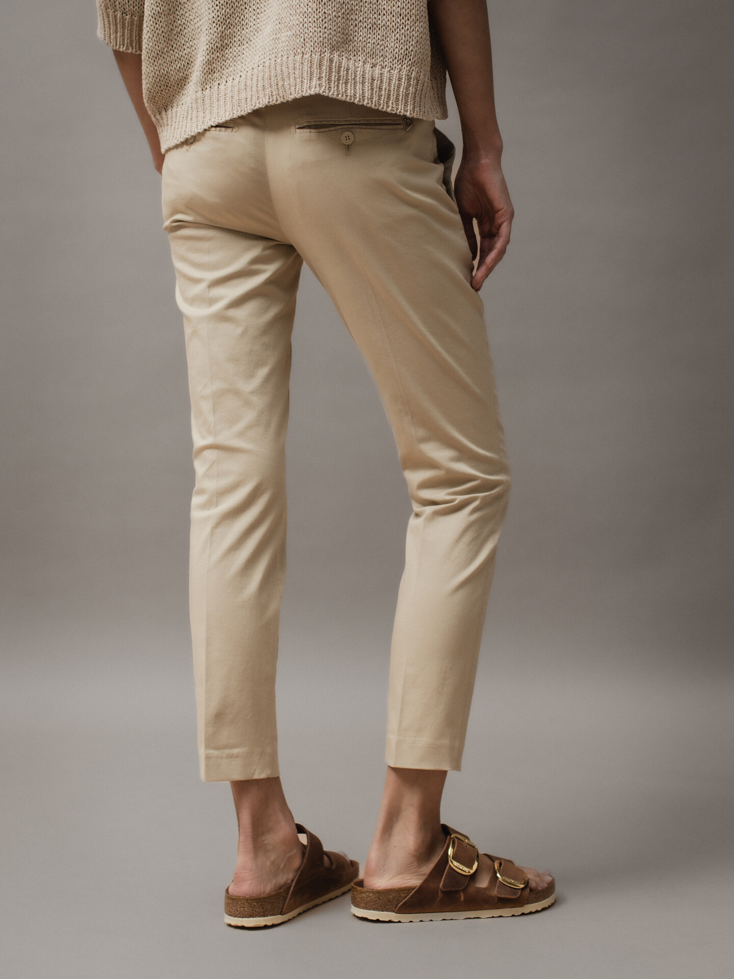 Detailansicht von Cropped Chinohose aus Baumwolle von DONDUP